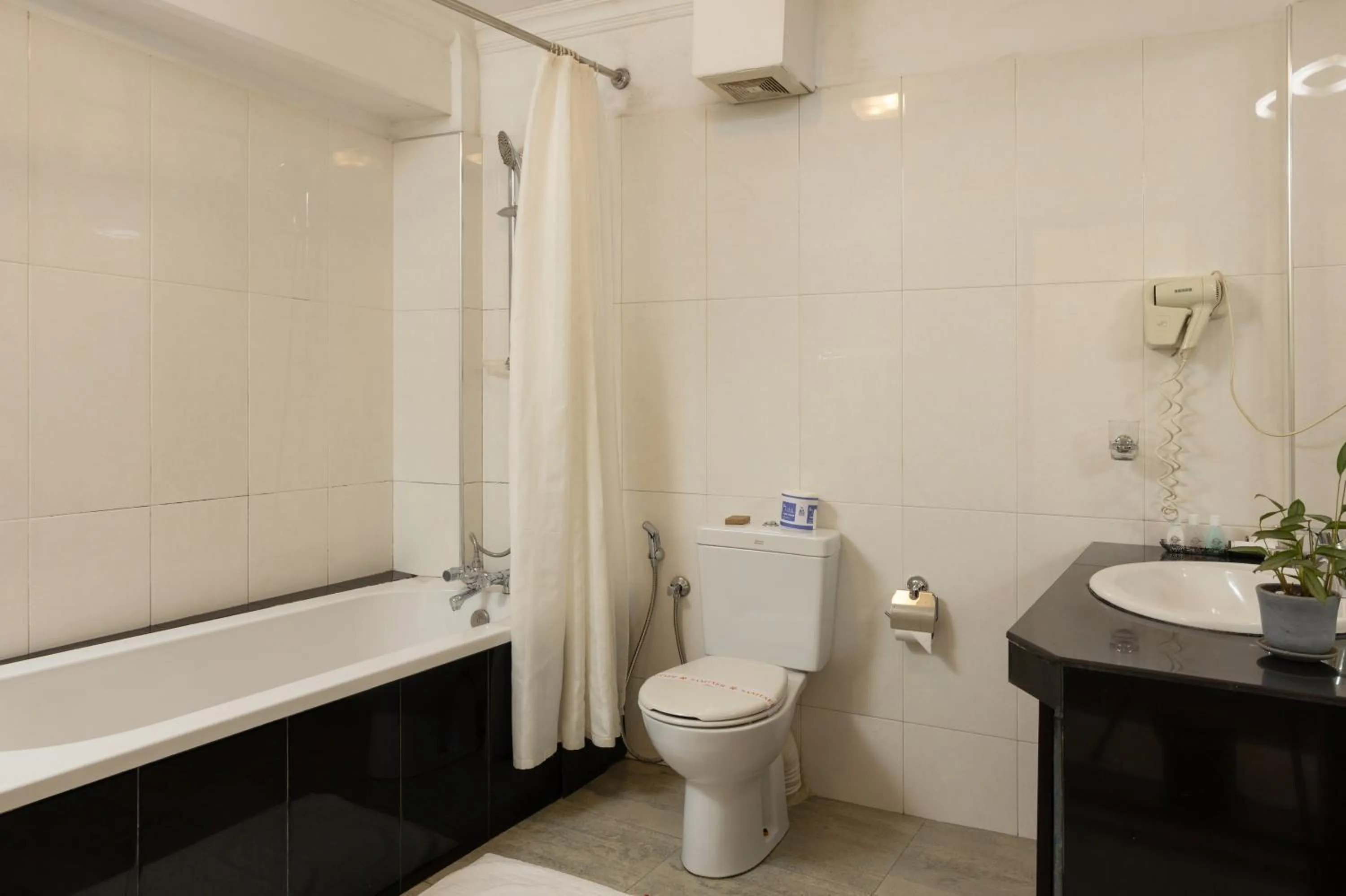 Toilet in Cafe Aroma Inn