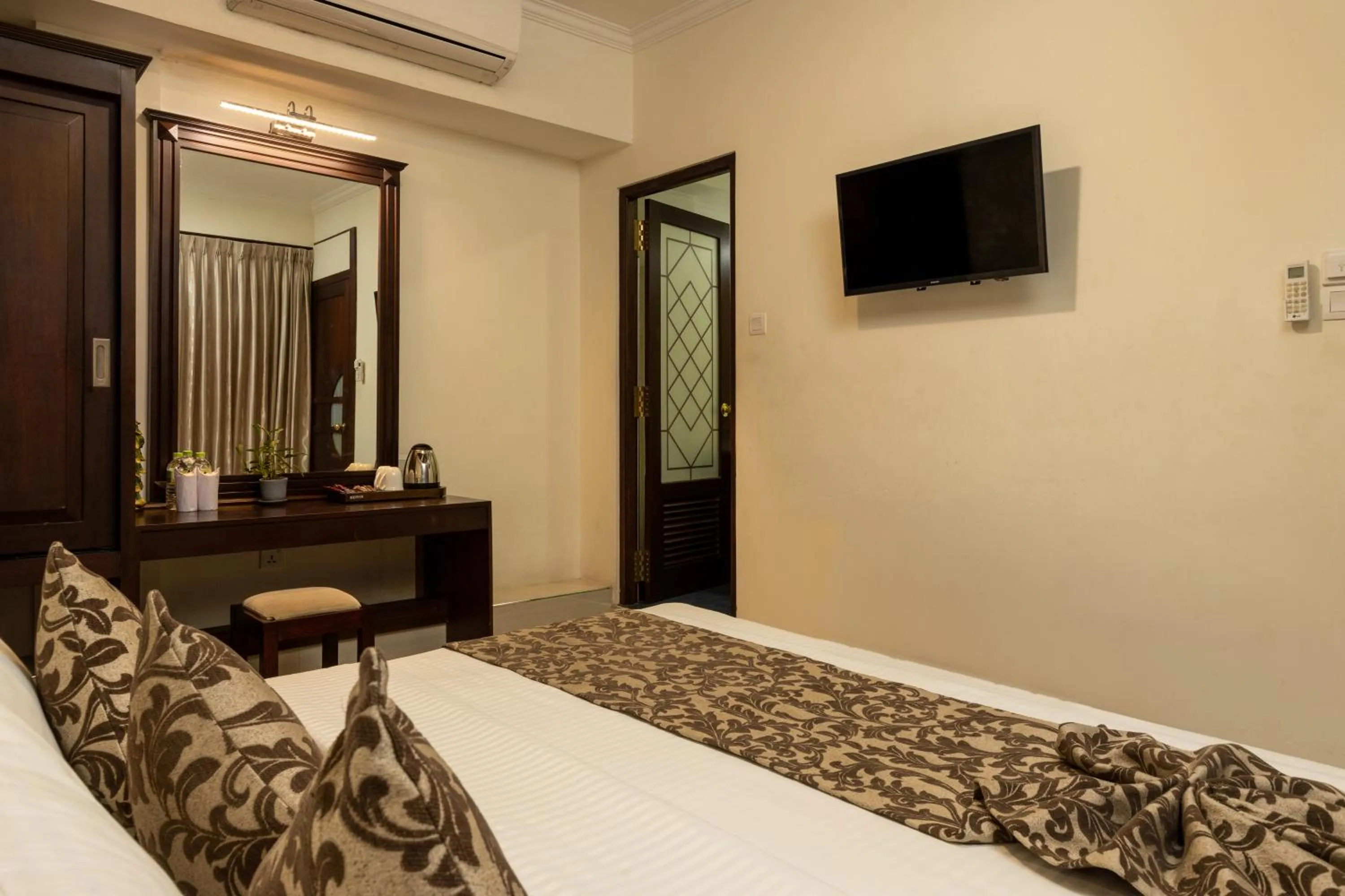 TV and multimedia, Bed in Cafe Aroma Inn