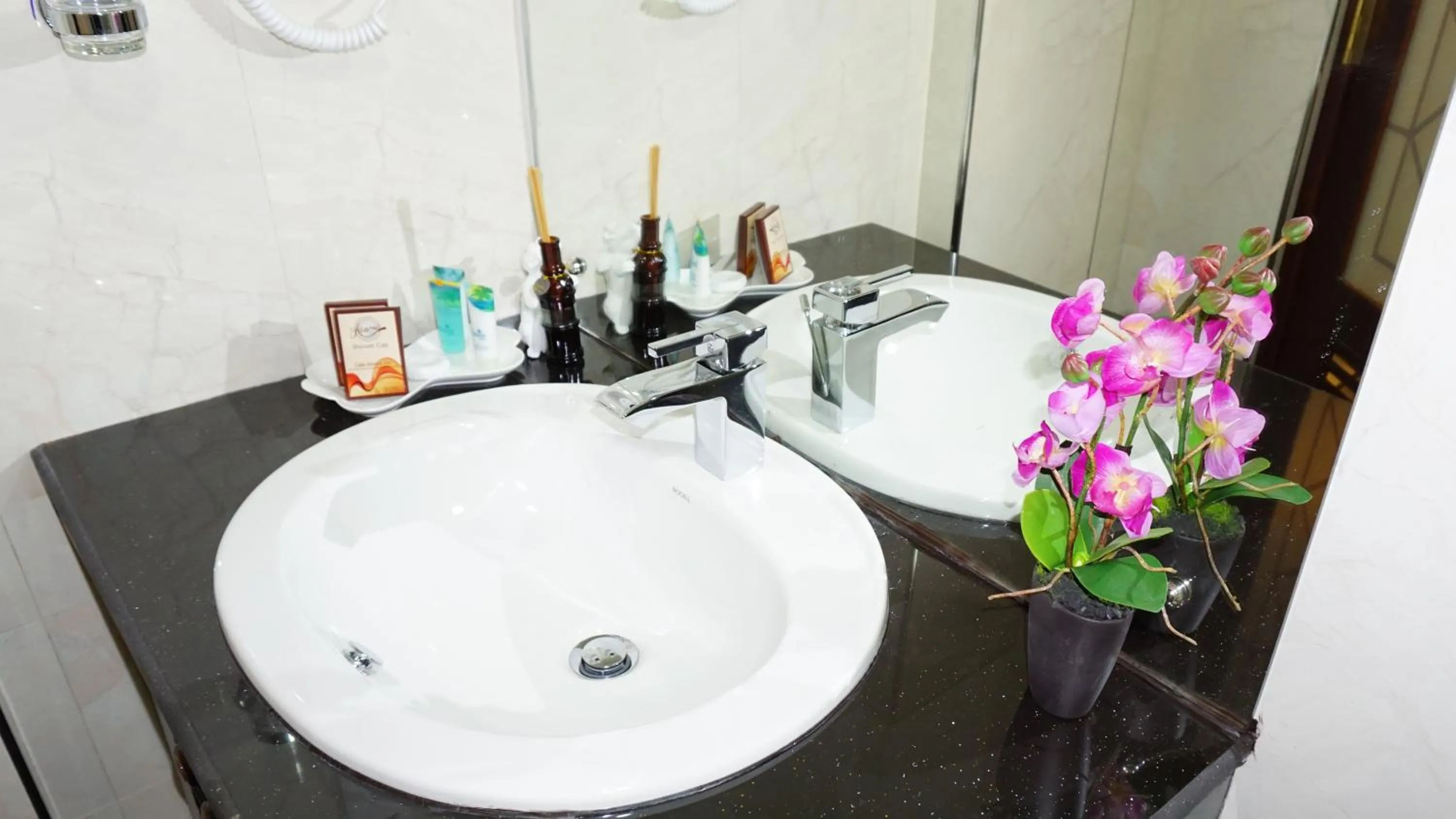 Bathroom in Cafe Aroma Inn