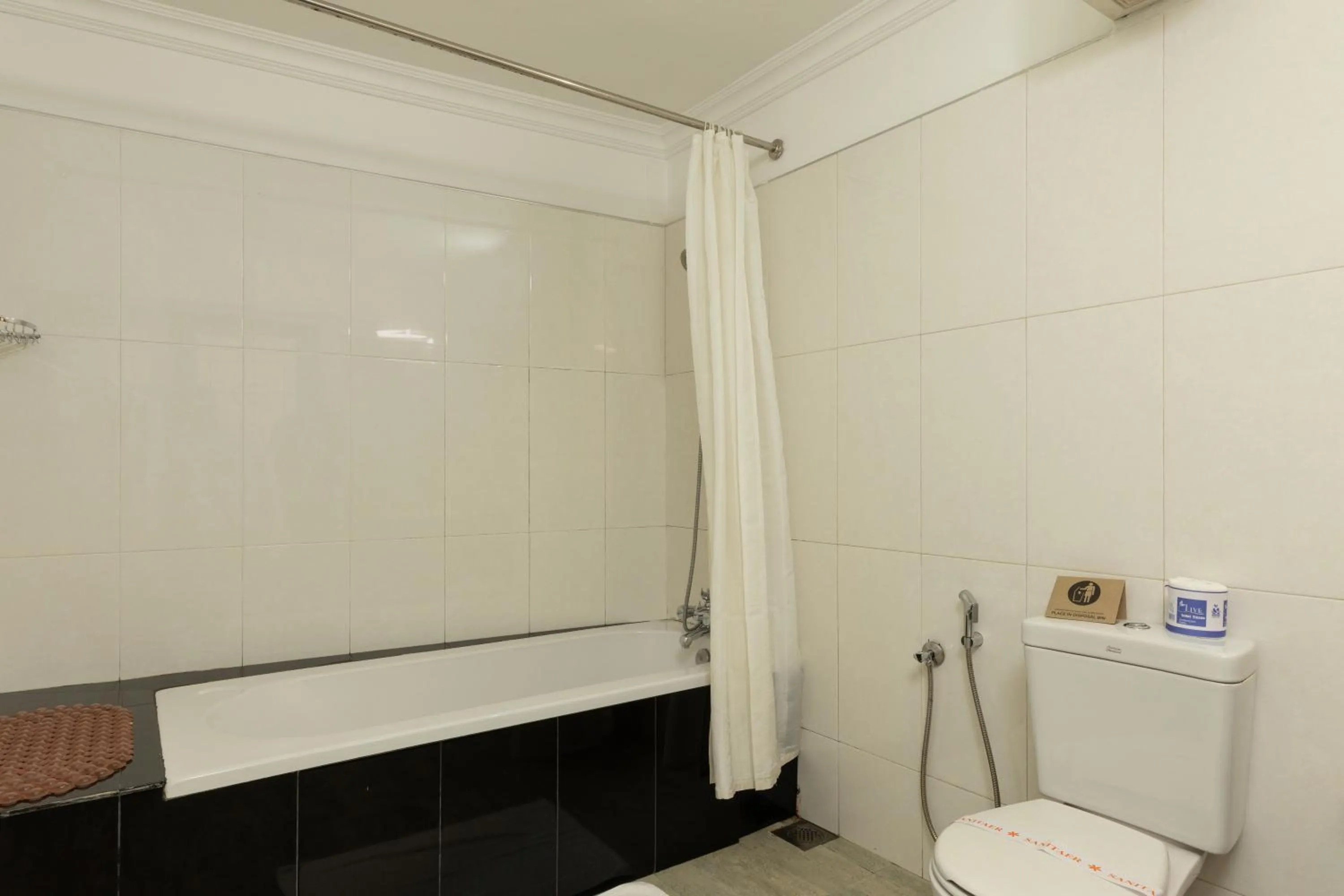 Bathroom in Cafe Aroma Inn