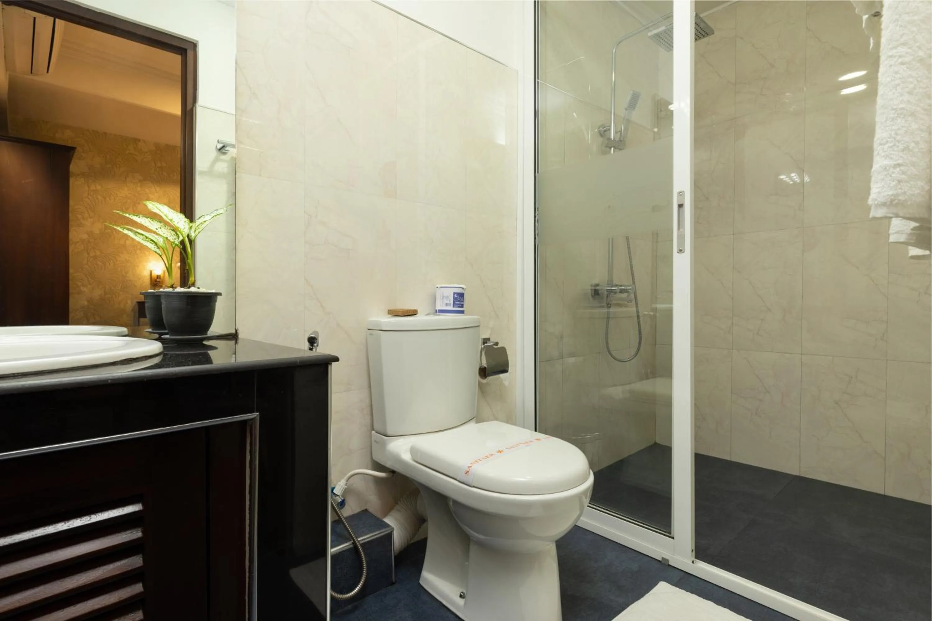 Toilet in Cafe Aroma Inn