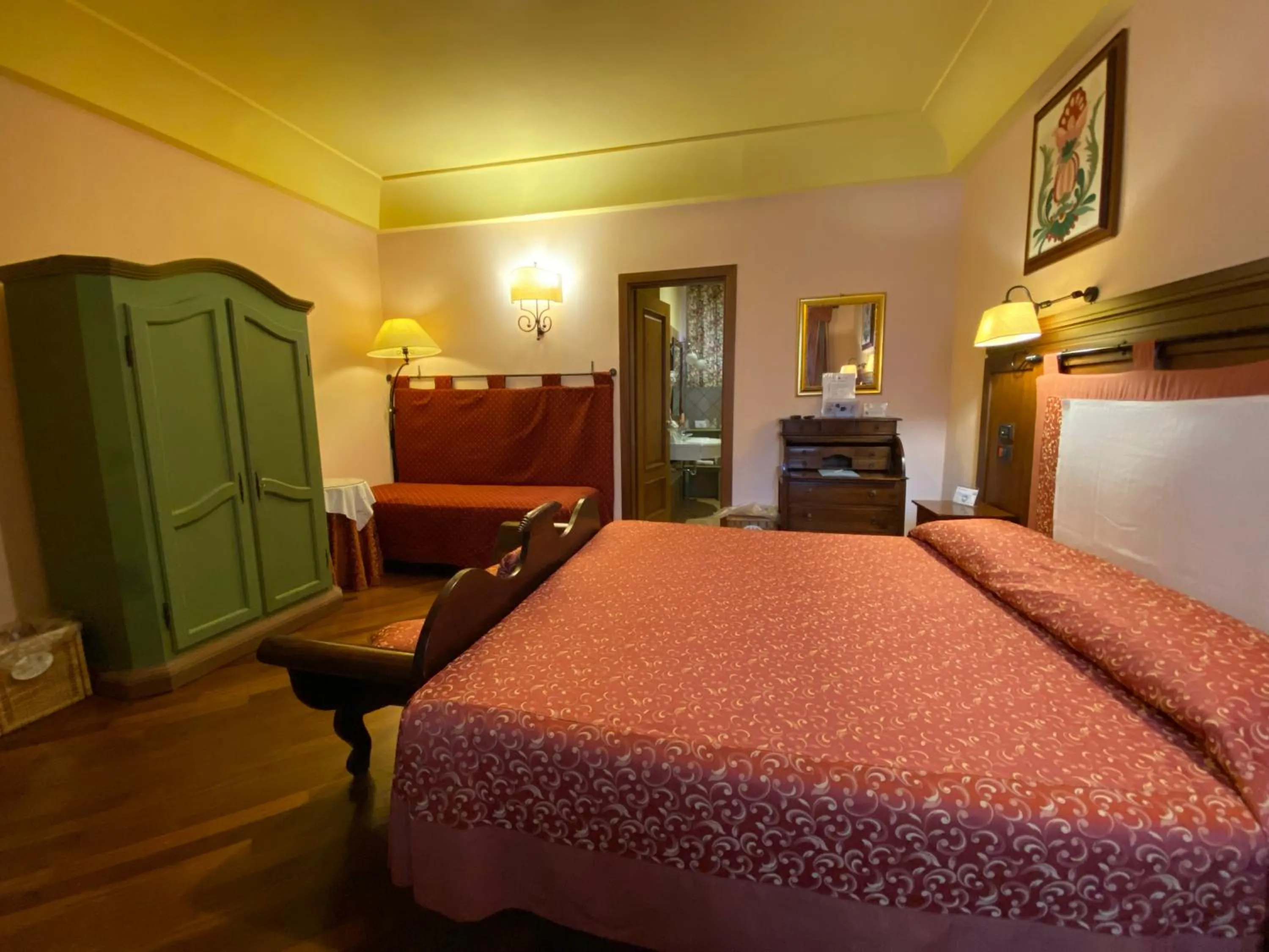 Bed in Relais Abbazia Santa Anastasia Resort & Winery