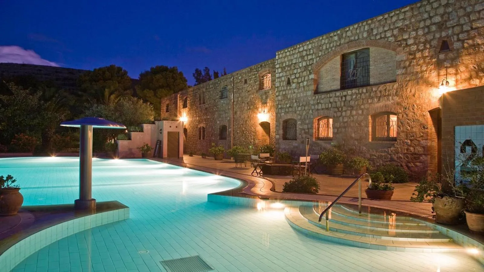 Swimming pool in Relais Abbazia Santa Anastasia Resort & Winery