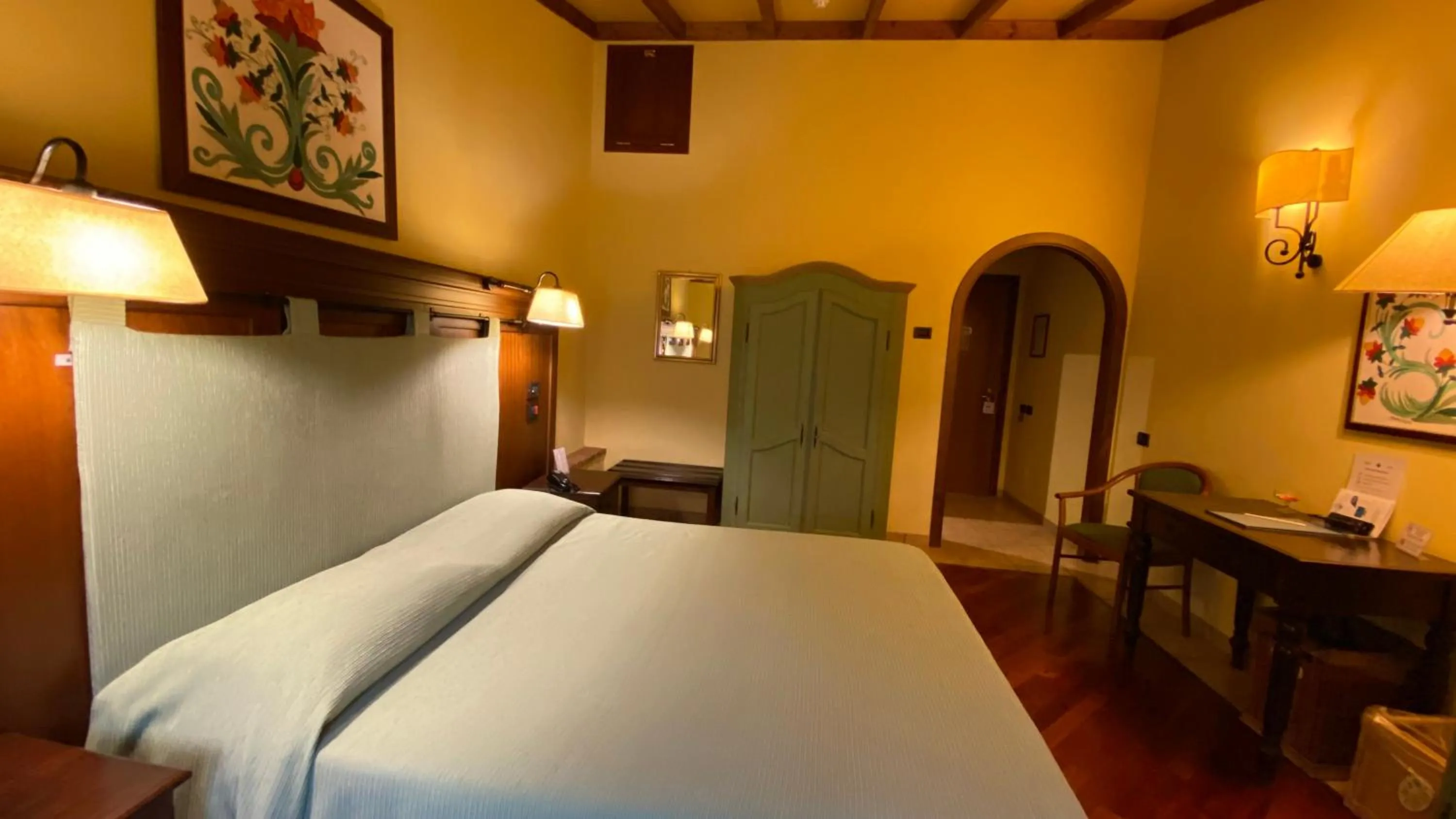 Bed in Relais Abbazia Santa Anastasia Resort & Winery