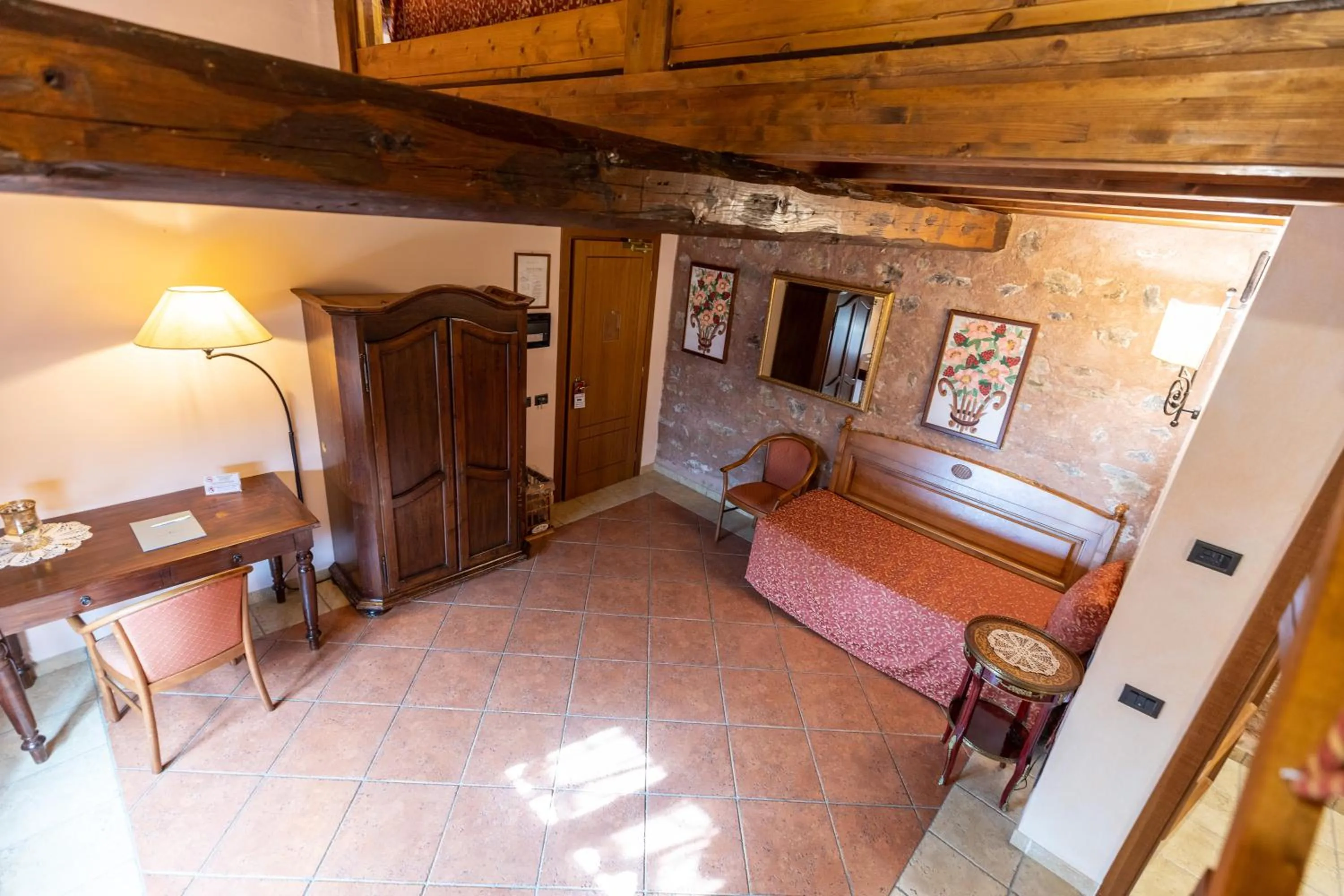Living room, Bed in Relais Abbazia Santa Anastasia Resort & Winery
