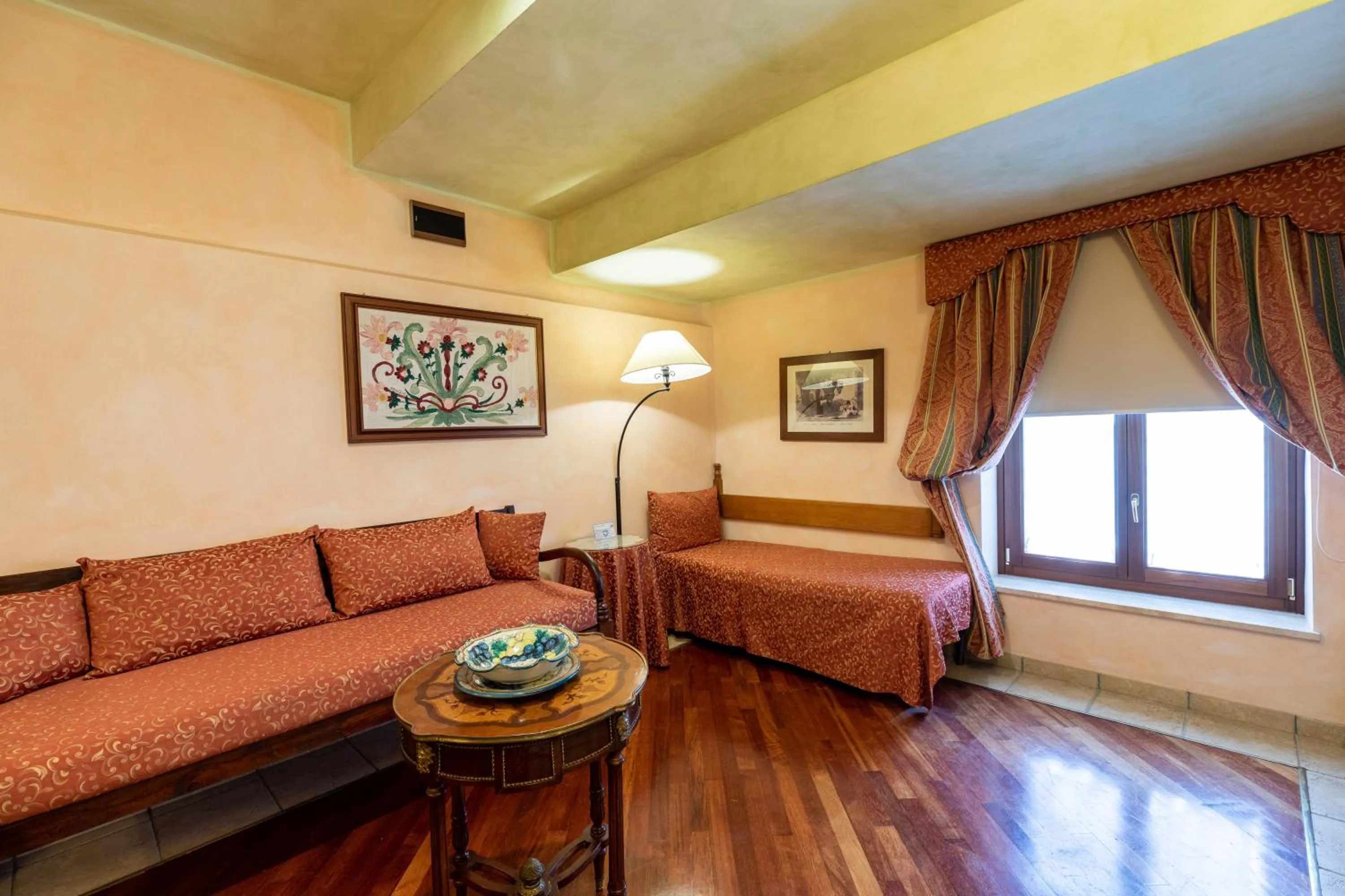 Living room, Bed in Relais Abbazia Santa Anastasia Resort & Winery