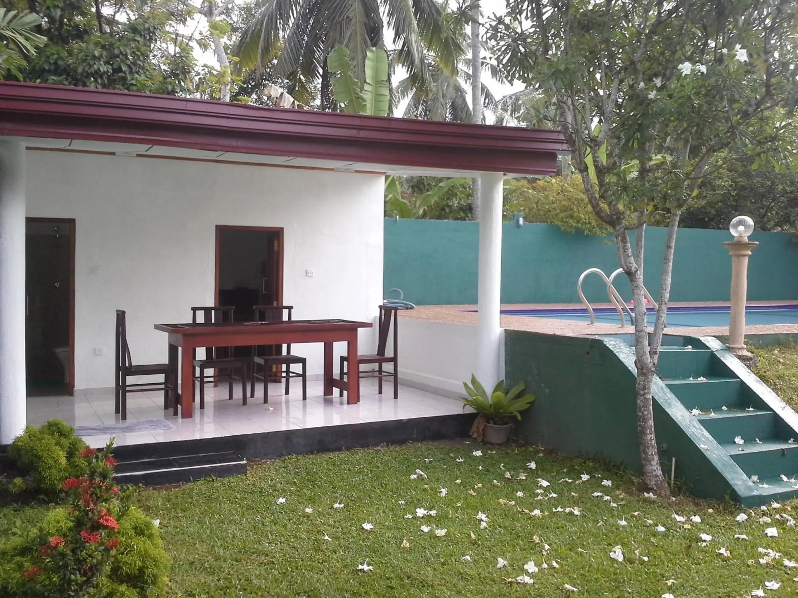 Communal kitchen in White Bridge House & Resort