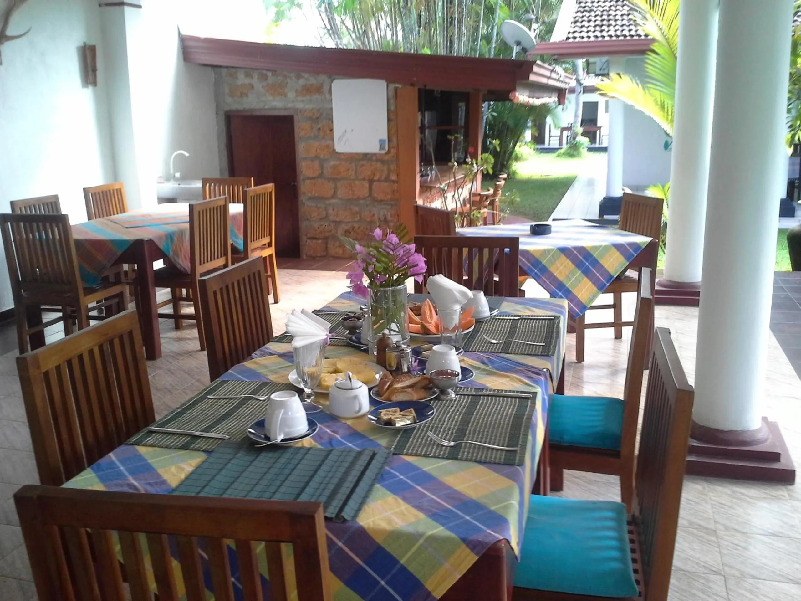 Restaurant/places to eat in White Bridge House & Resort