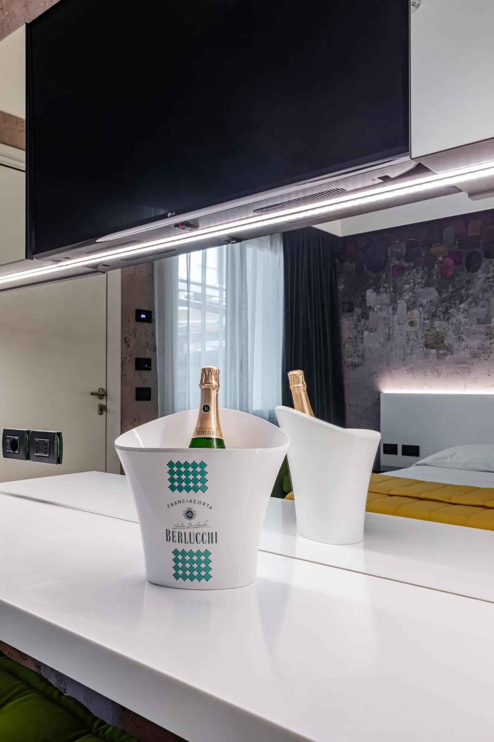 Drinks in Motel Rona