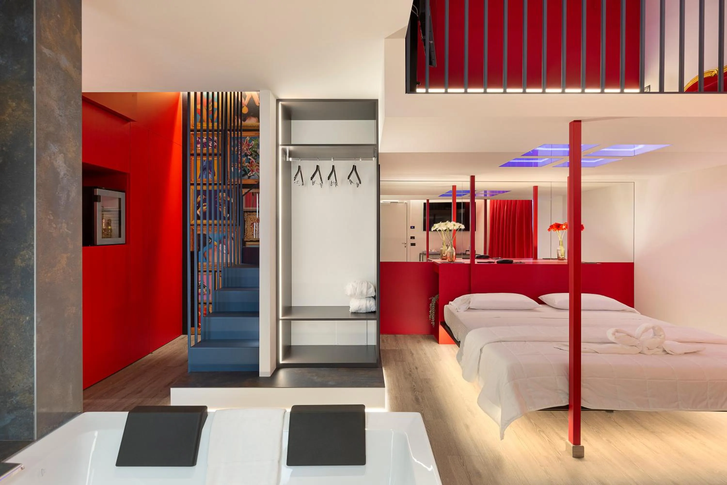 Hot Tub, Bed in Motel Rona