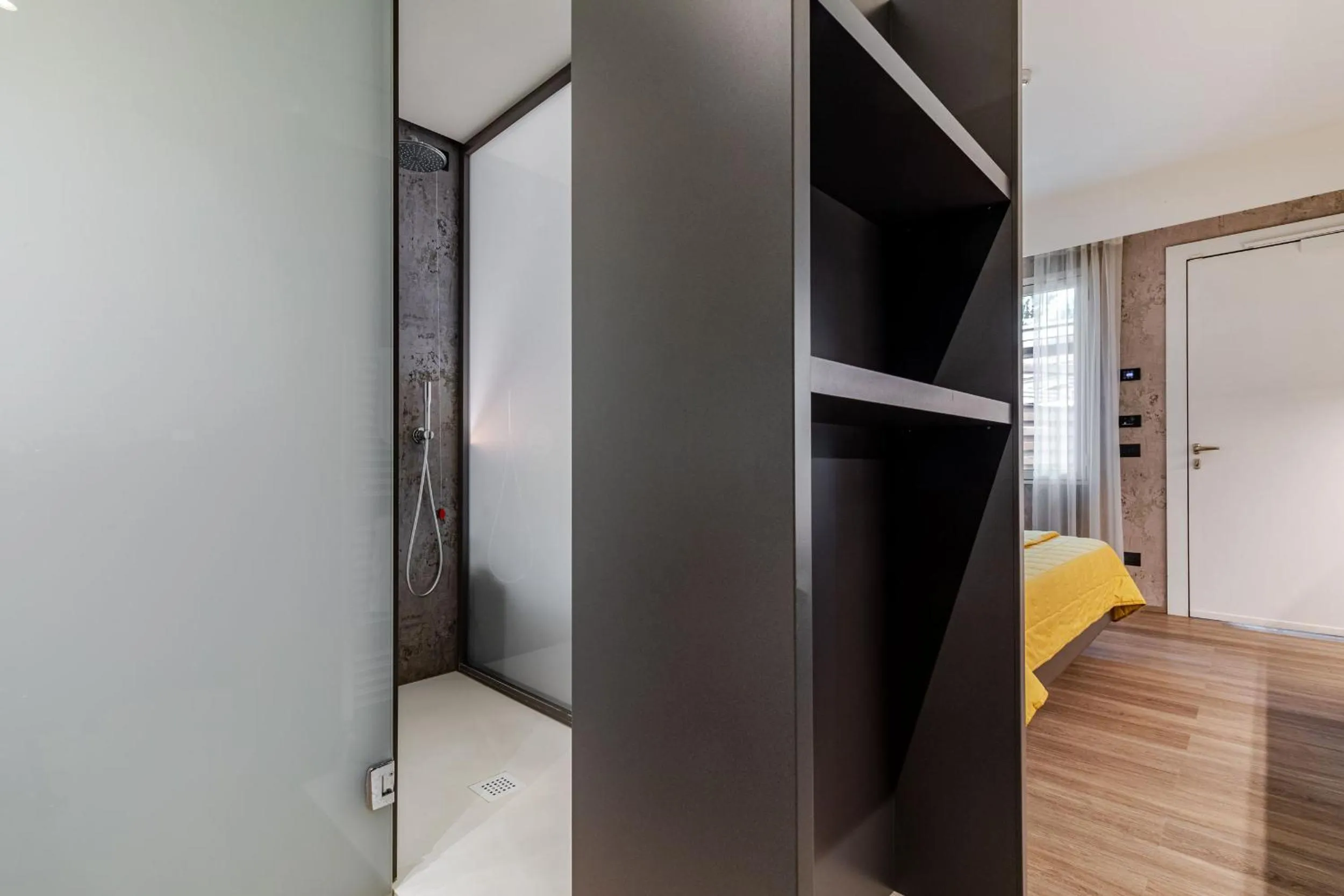 Shower, Bed in Motel Rona