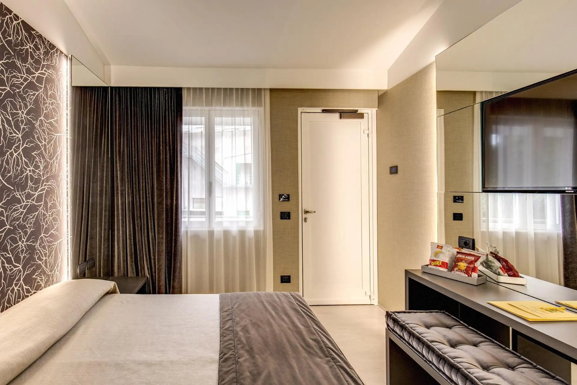 Photo of the whole room, Bed in Motel Rona