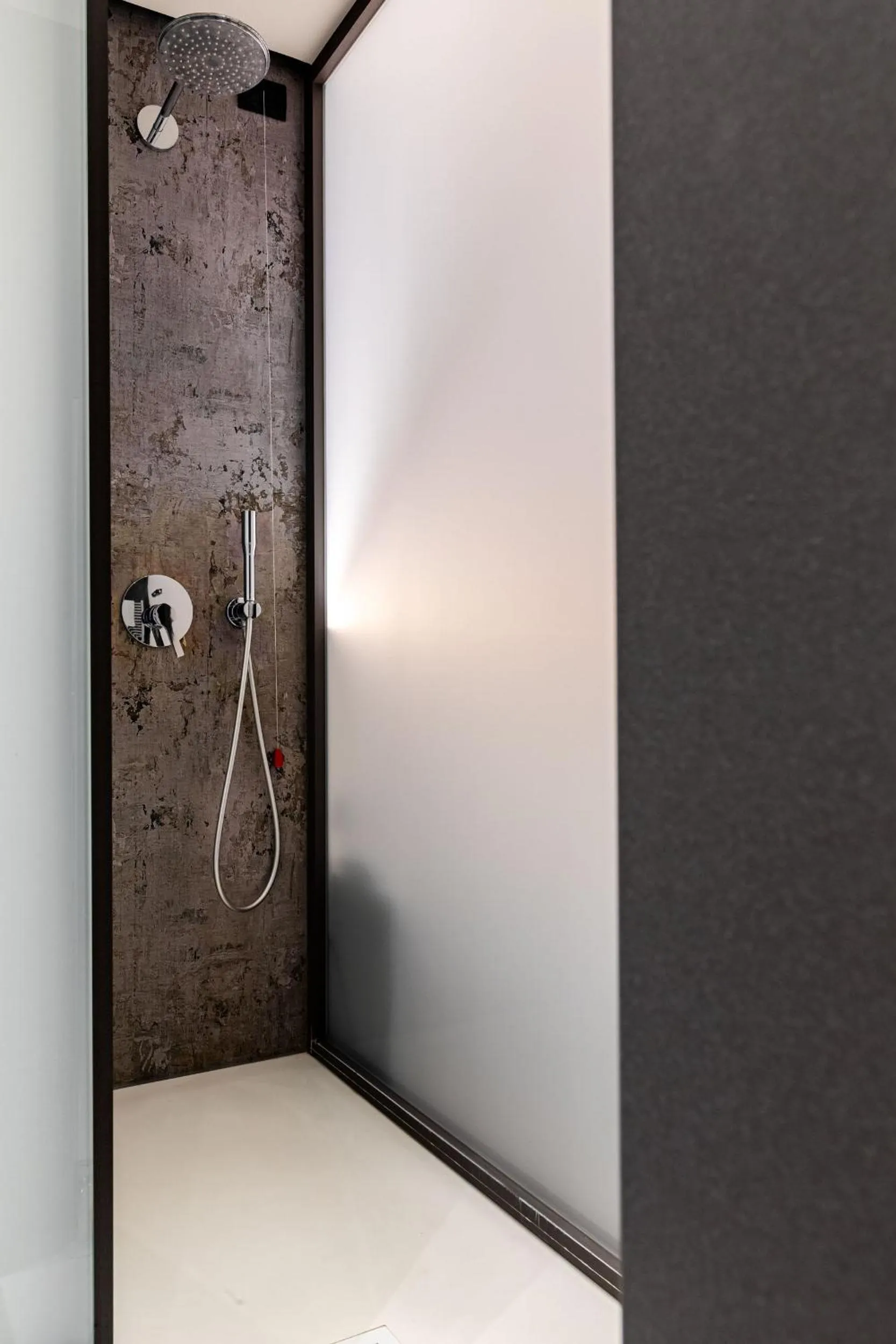 Shower in Motel Rona