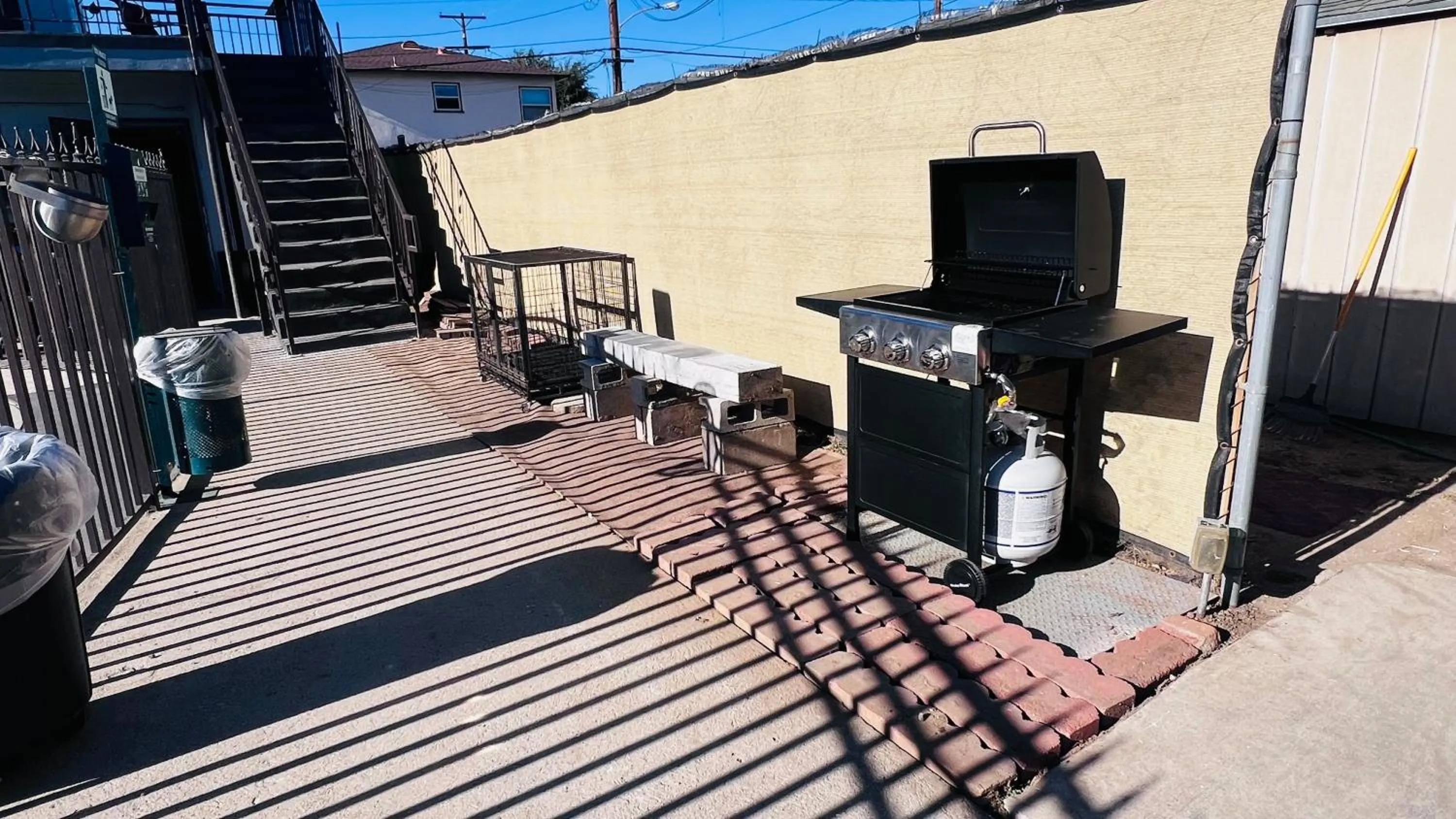 BBQ facilities in Lanai Motel