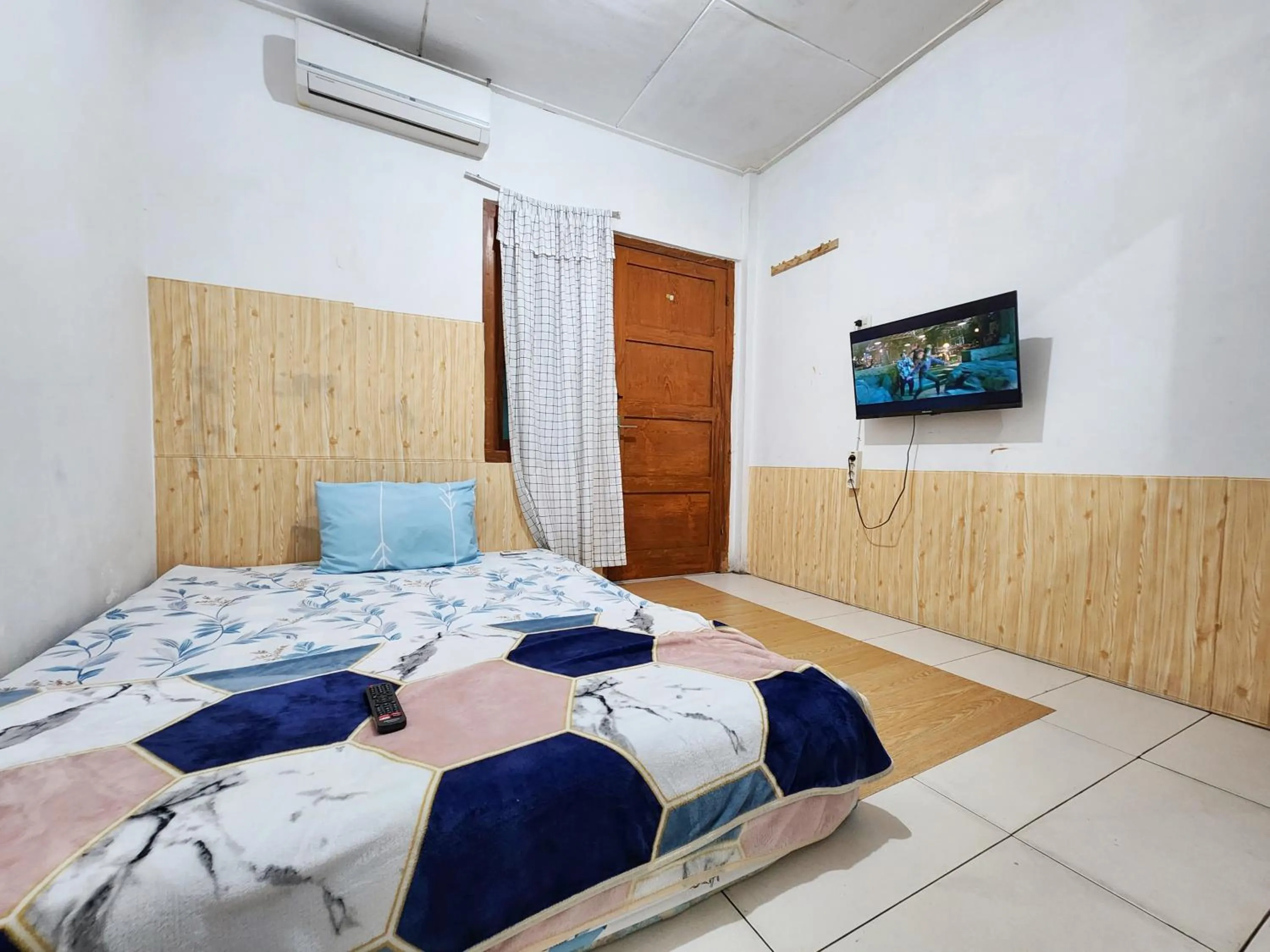 Bed in Homey Guesthouse Kertajaya (Syariah)
