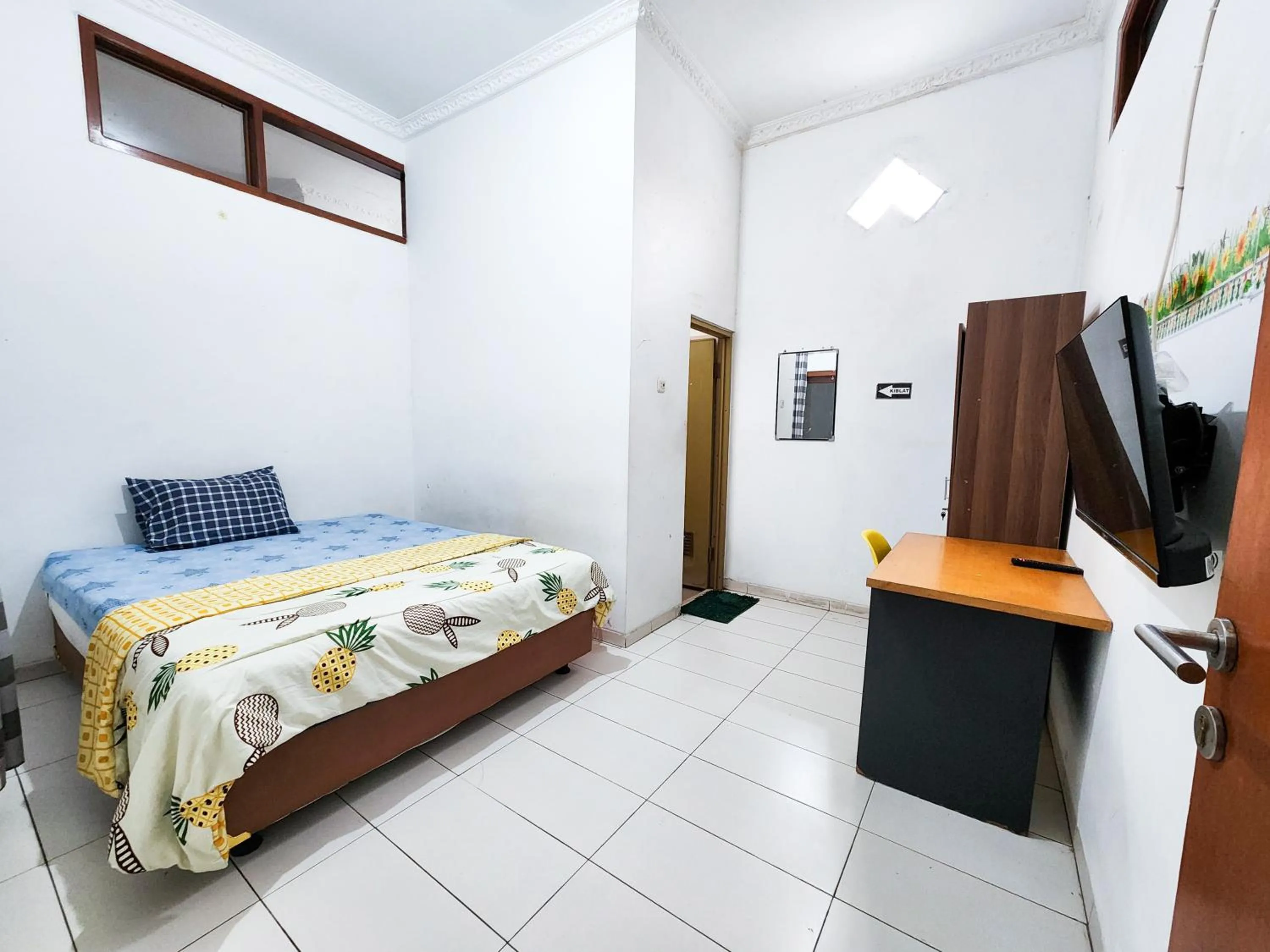 Bed in Homey Guesthouse Kertajaya (Syariah)