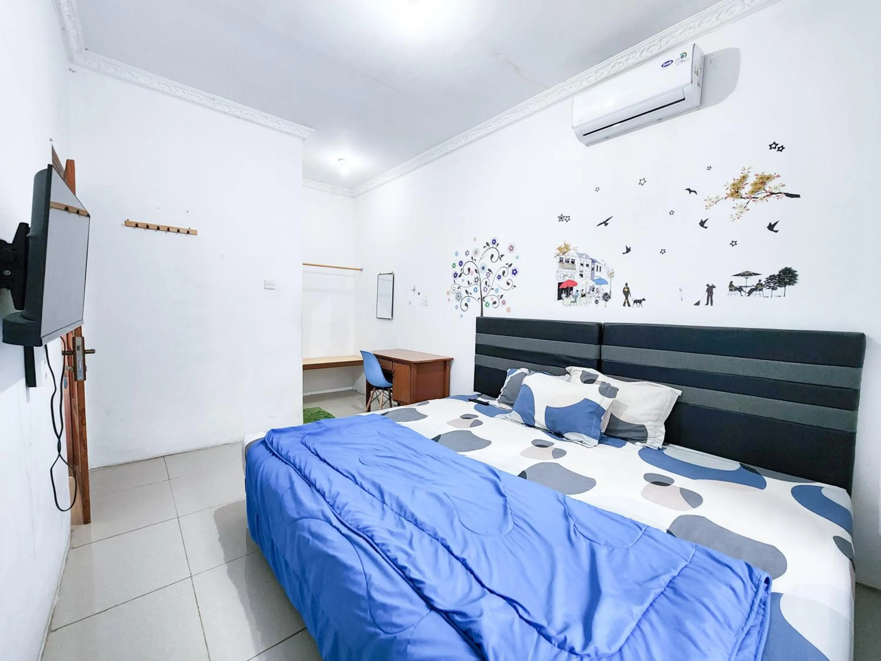 Bed in Homey Guesthouse Kertajaya (Syariah)