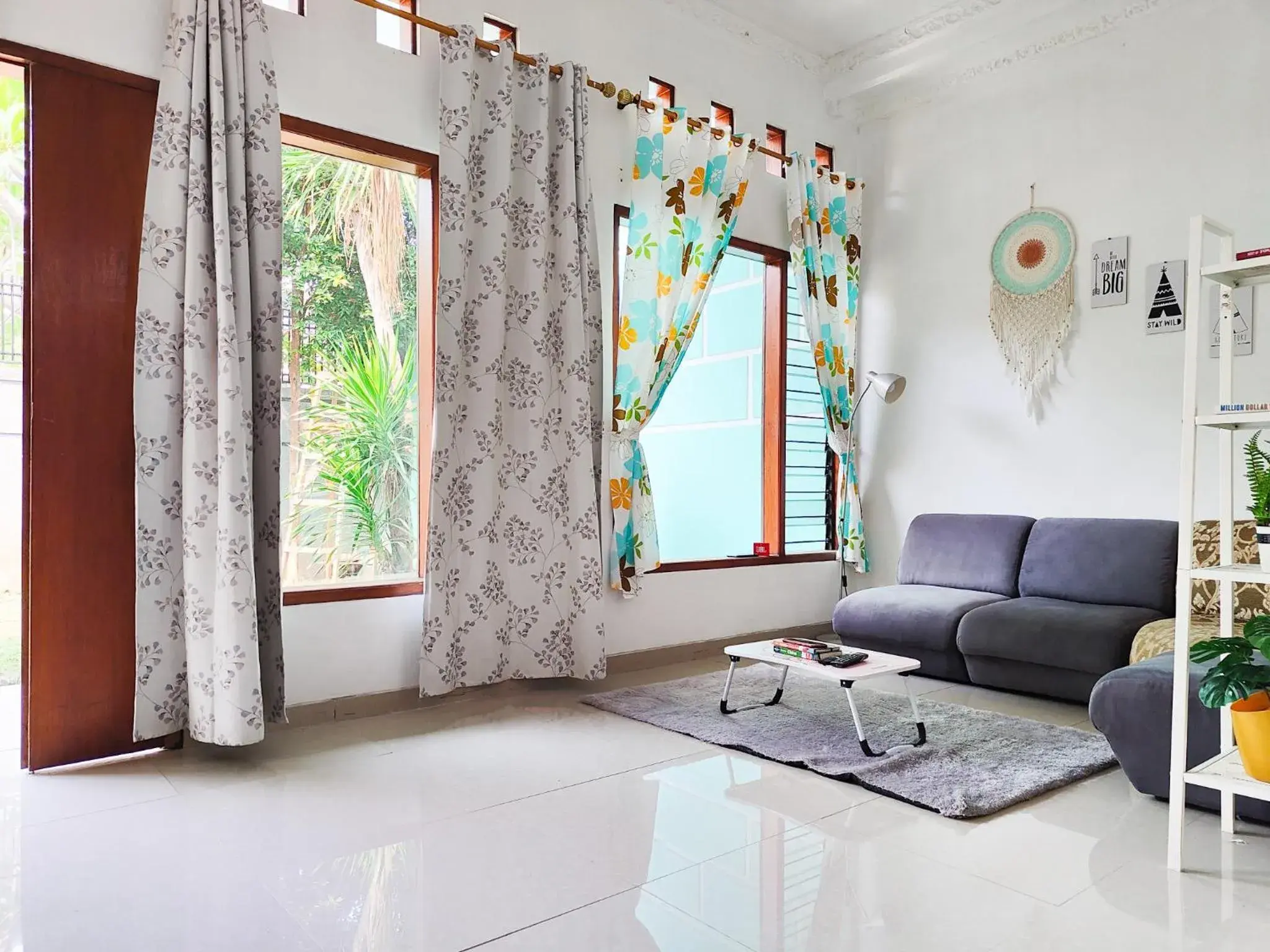 Living room in Homey Guesthouse Kertajaya (Syariah) Living room in Homey Guesthouse Kertajaya (Syariah)