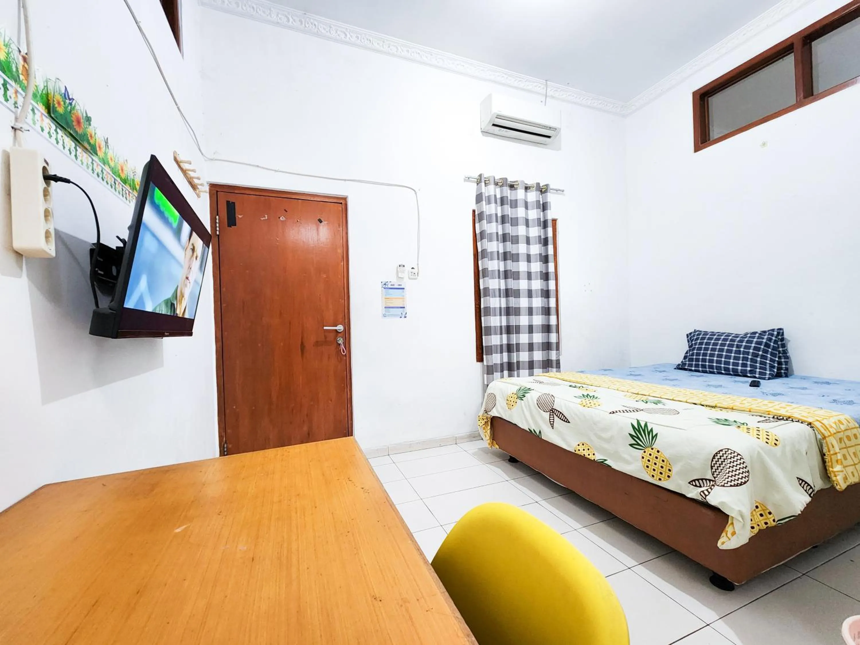 Bed in Homey Guesthouse Kertajaya (Syariah)