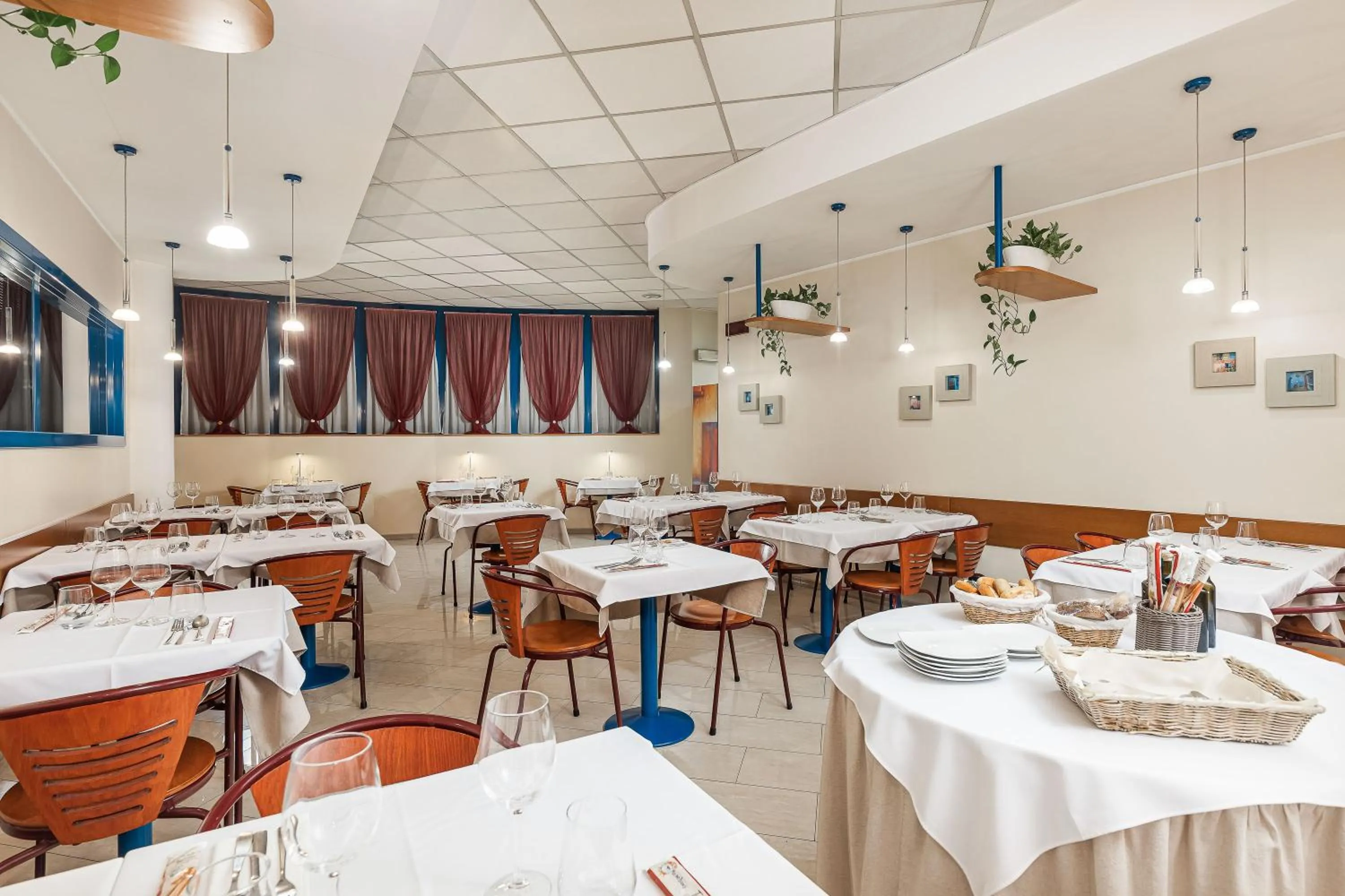 Restaurant/places to eat in Welcome Hotel