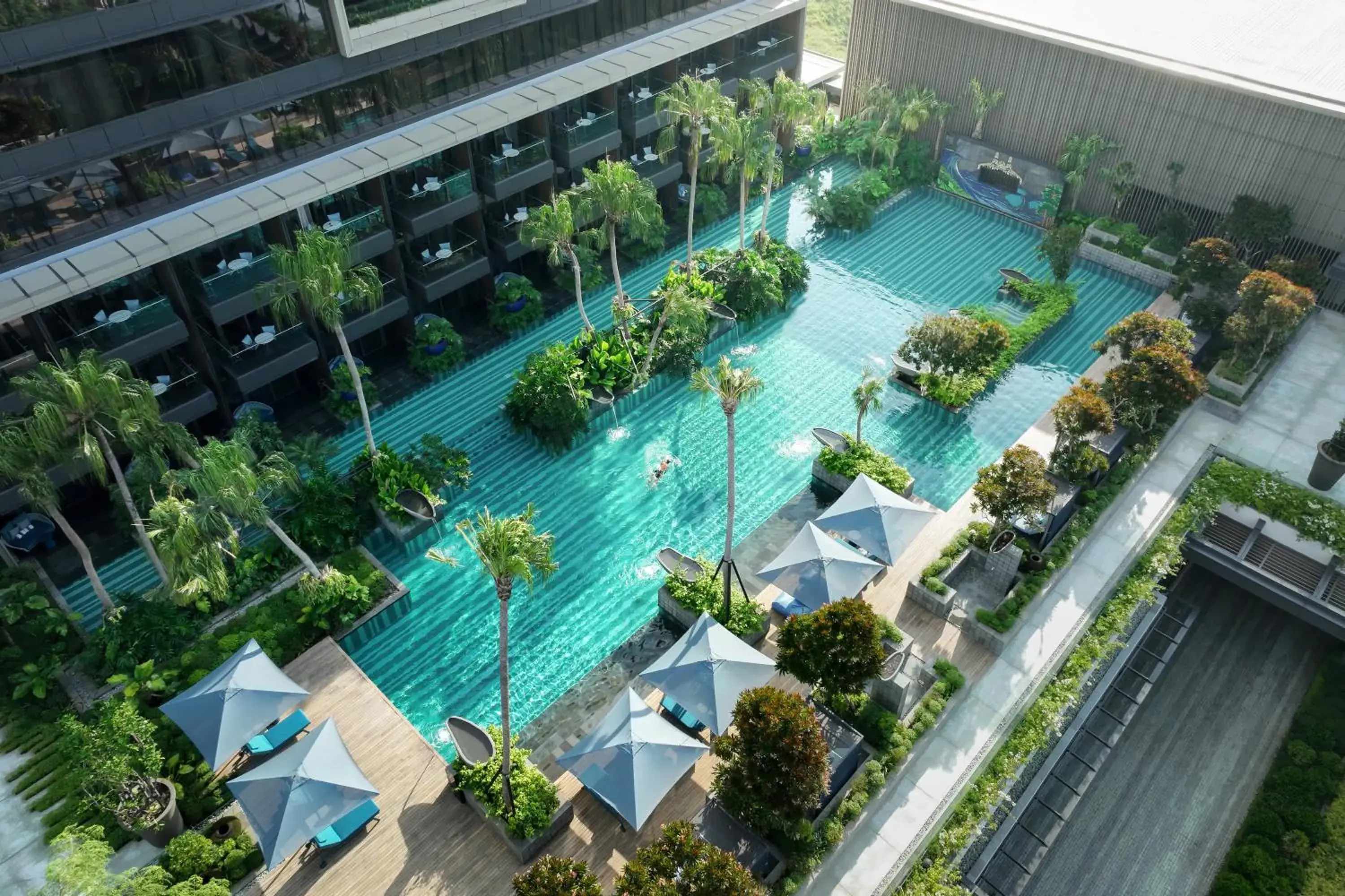 Swimming pool in Padma Hotel Semarang Swimming pool in Padma Hotel Semarang