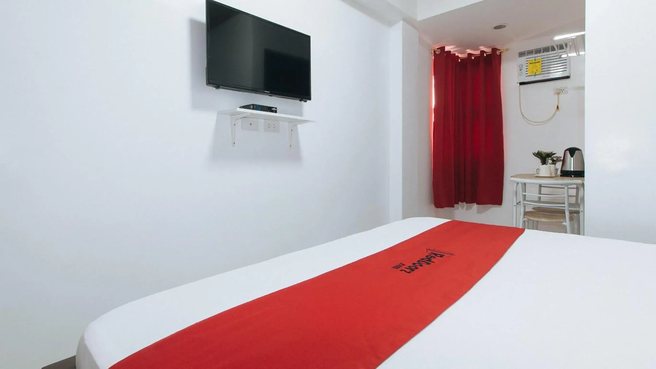 Bed in RedDoorz near UST Sampaloc Manila Bed in RedDoorz near UST Sampaloc Manila