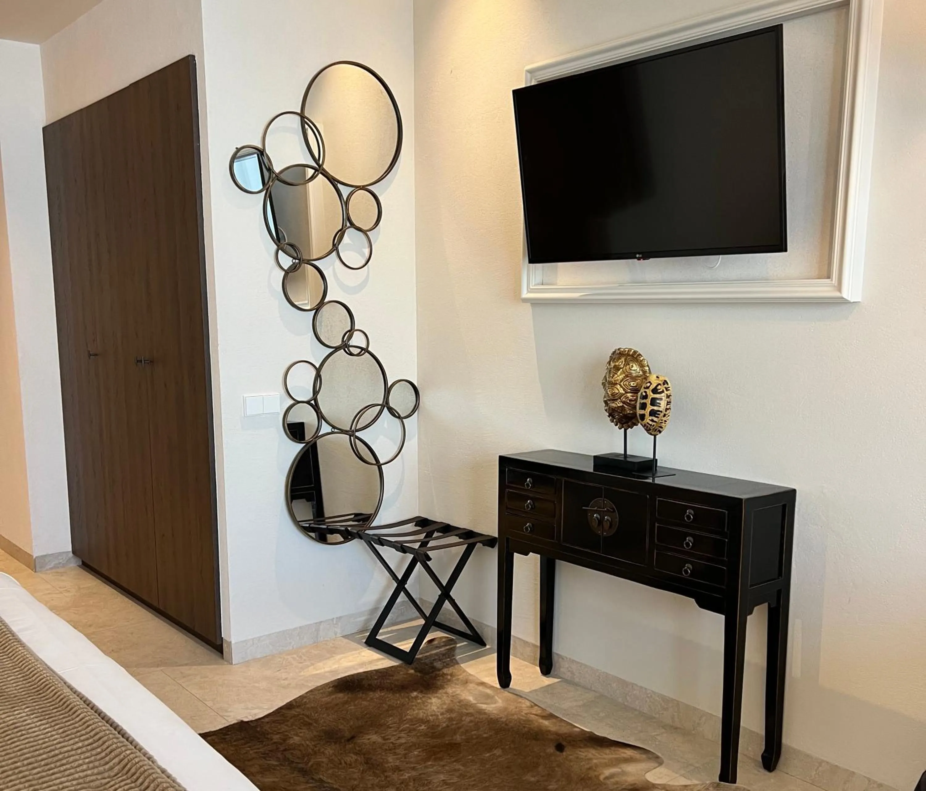 Seating area in Comfy Studios Hotel