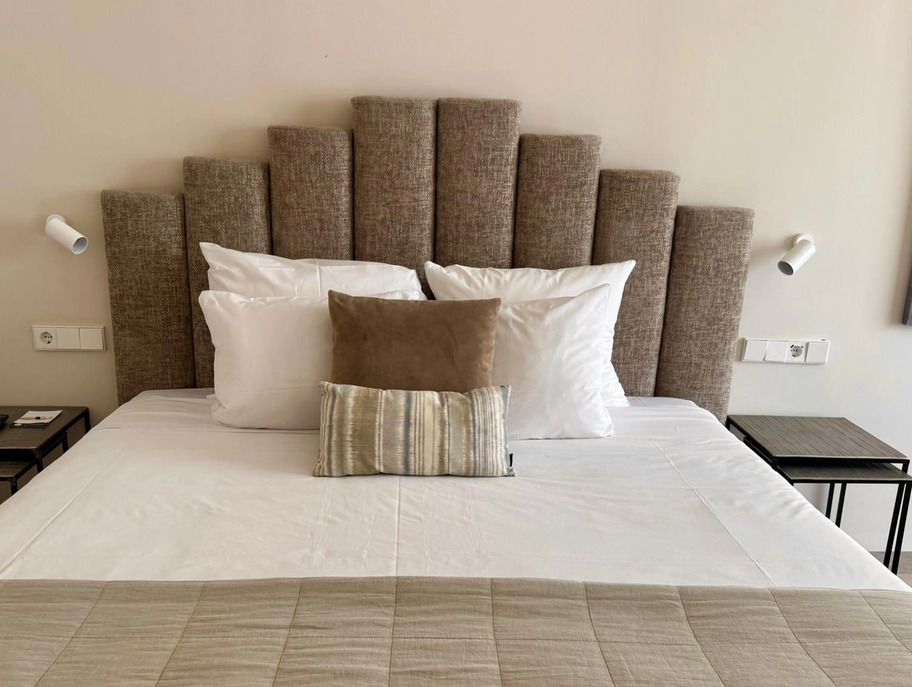 Bedroom, Bed in Comfy Studios Hotel