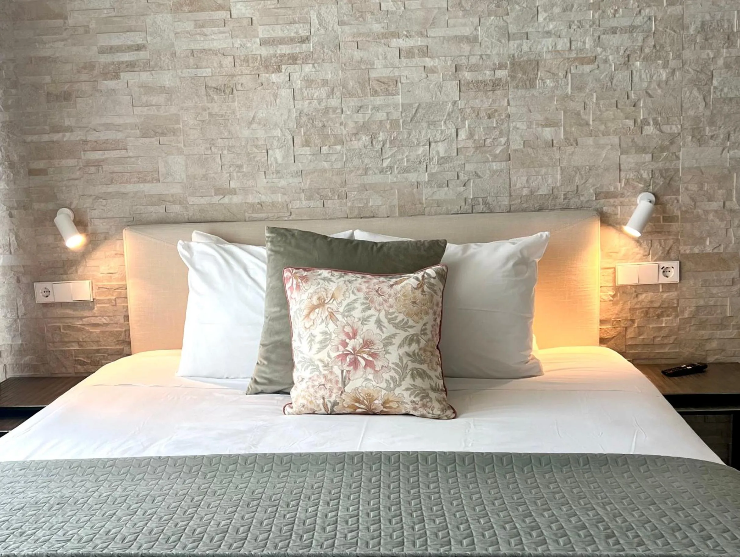 Bedroom, Bed in Comfy Studios Hotel