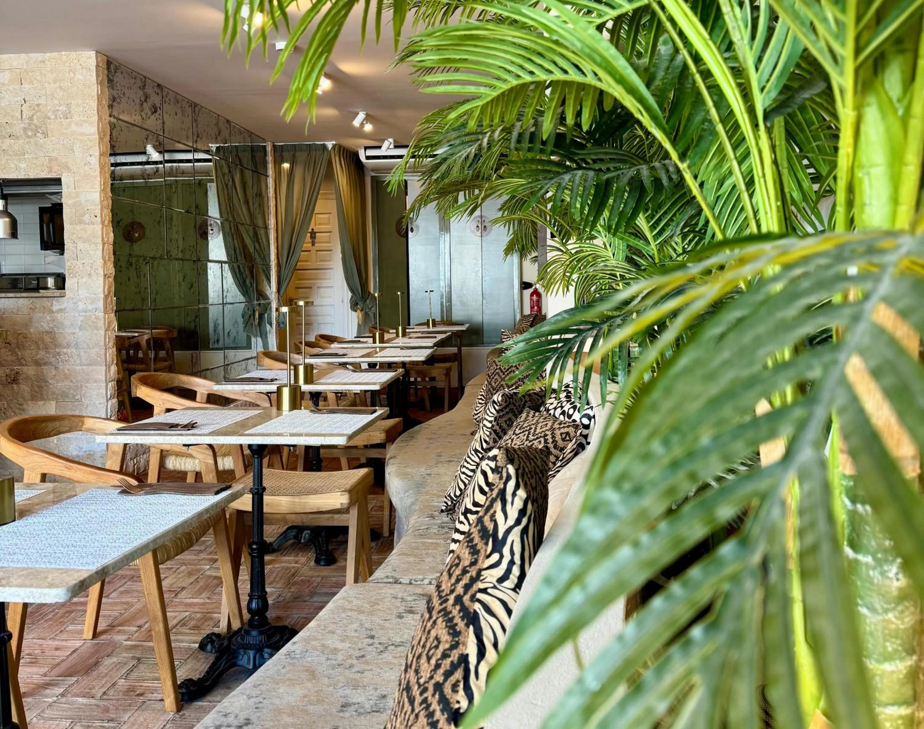 Restaurant/places to eat in Comfy Studios Hotel