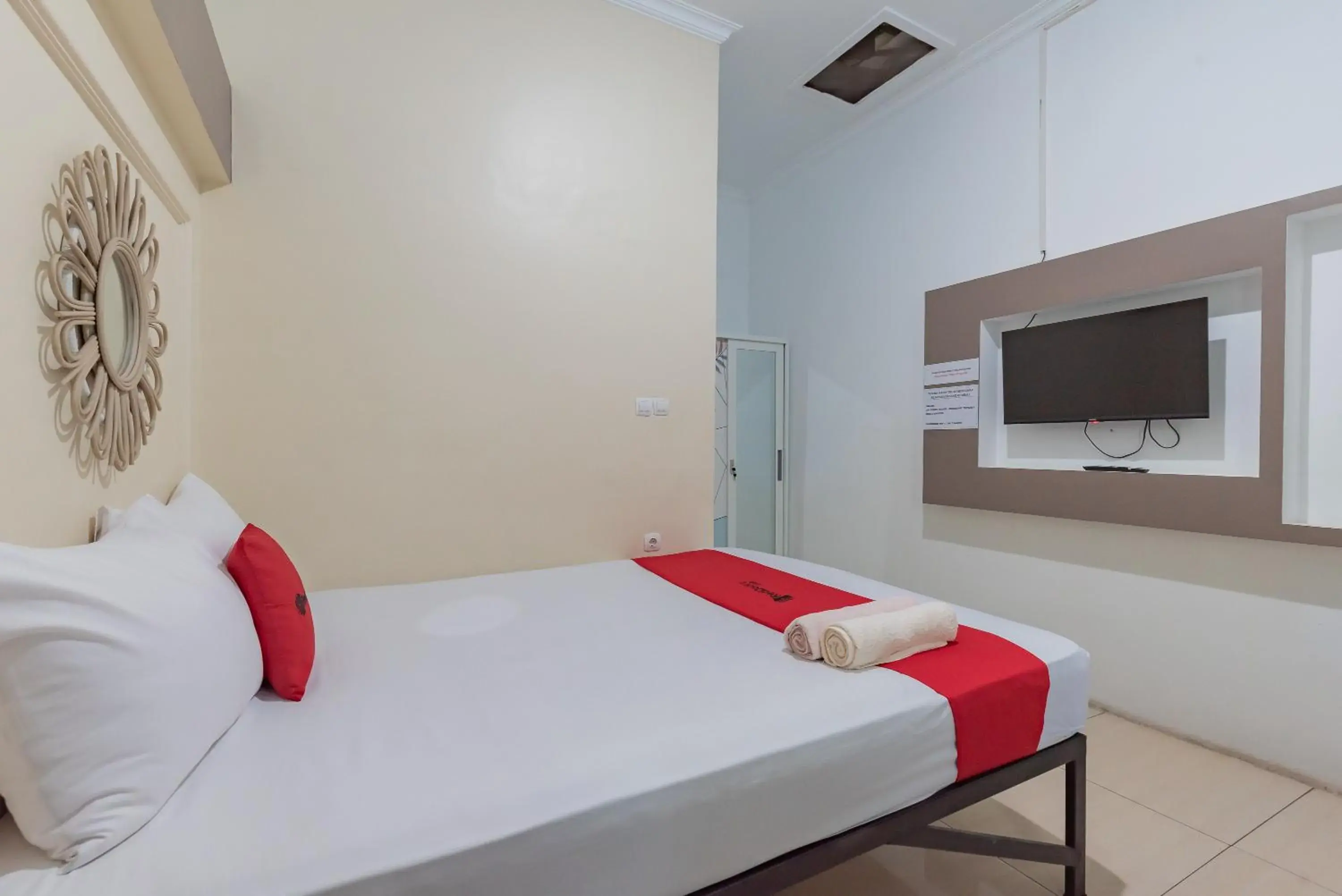 Bed in RedDoorz at Jalan Otista Karawang Bed in RedDoorz at Jalan Otista Karawang