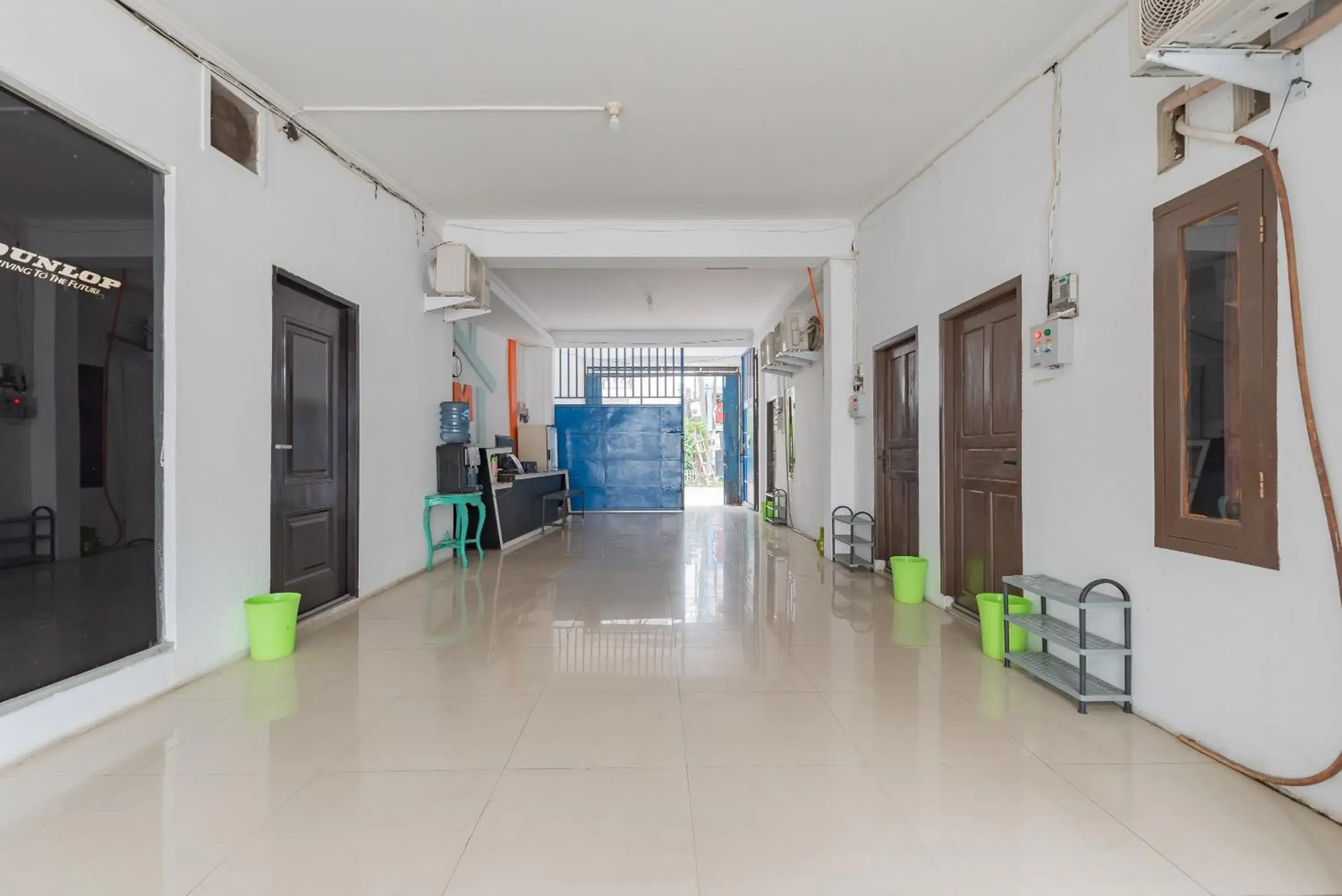 Property building in RedDoorz at Jalan Otista Karawang Property building in RedDoorz at Jalan Otista Karawang