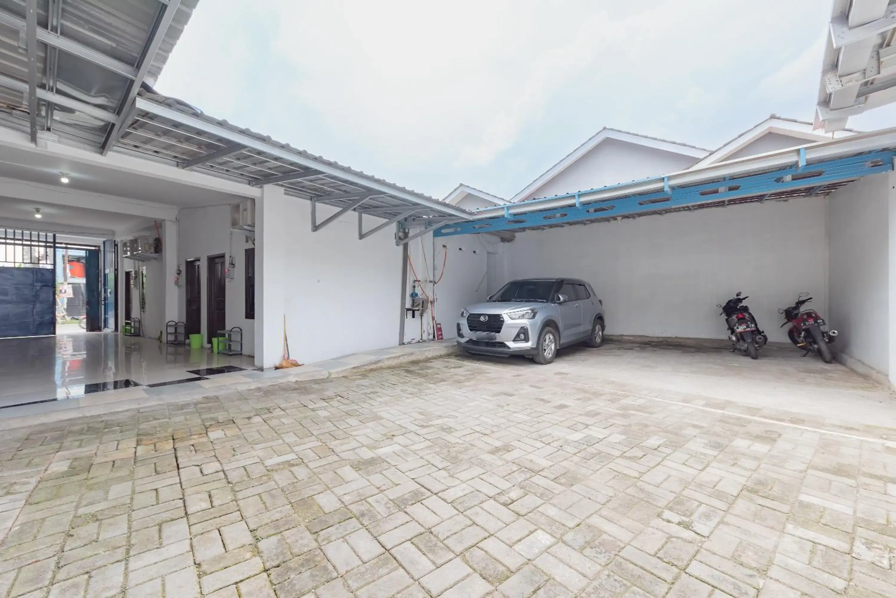 Parking in RedDoorz at Jalan Otista Karawang Parking in RedDoorz at Jalan Otista Karawang