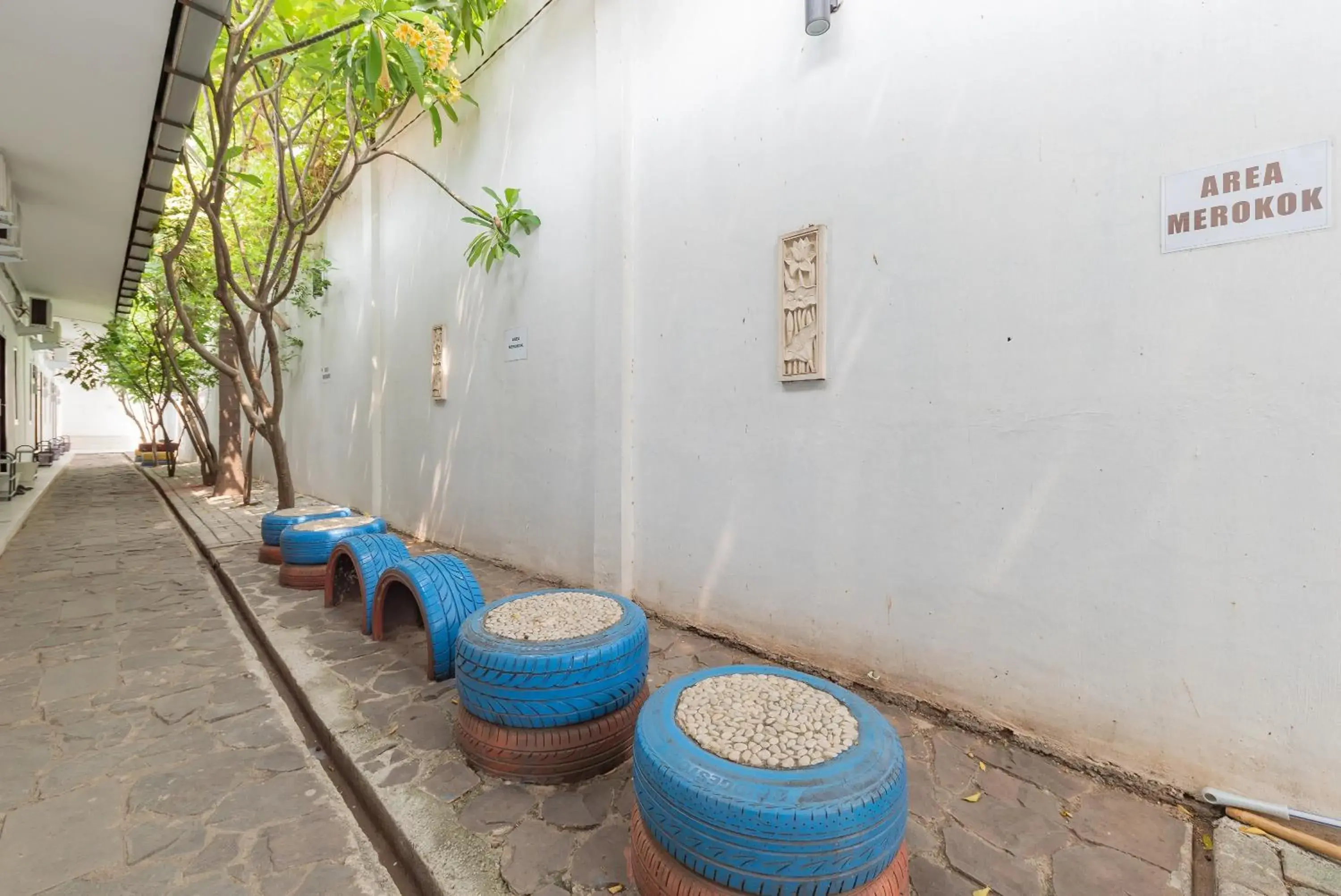 Property building in RedDoorz at Jalan Otista Karawang Property building in RedDoorz at Jalan Otista Karawang