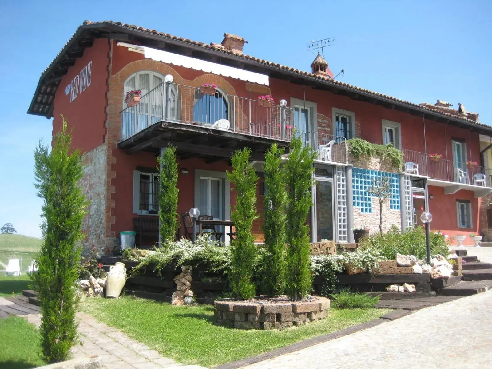 Red Wine Camere Red Wine Camere