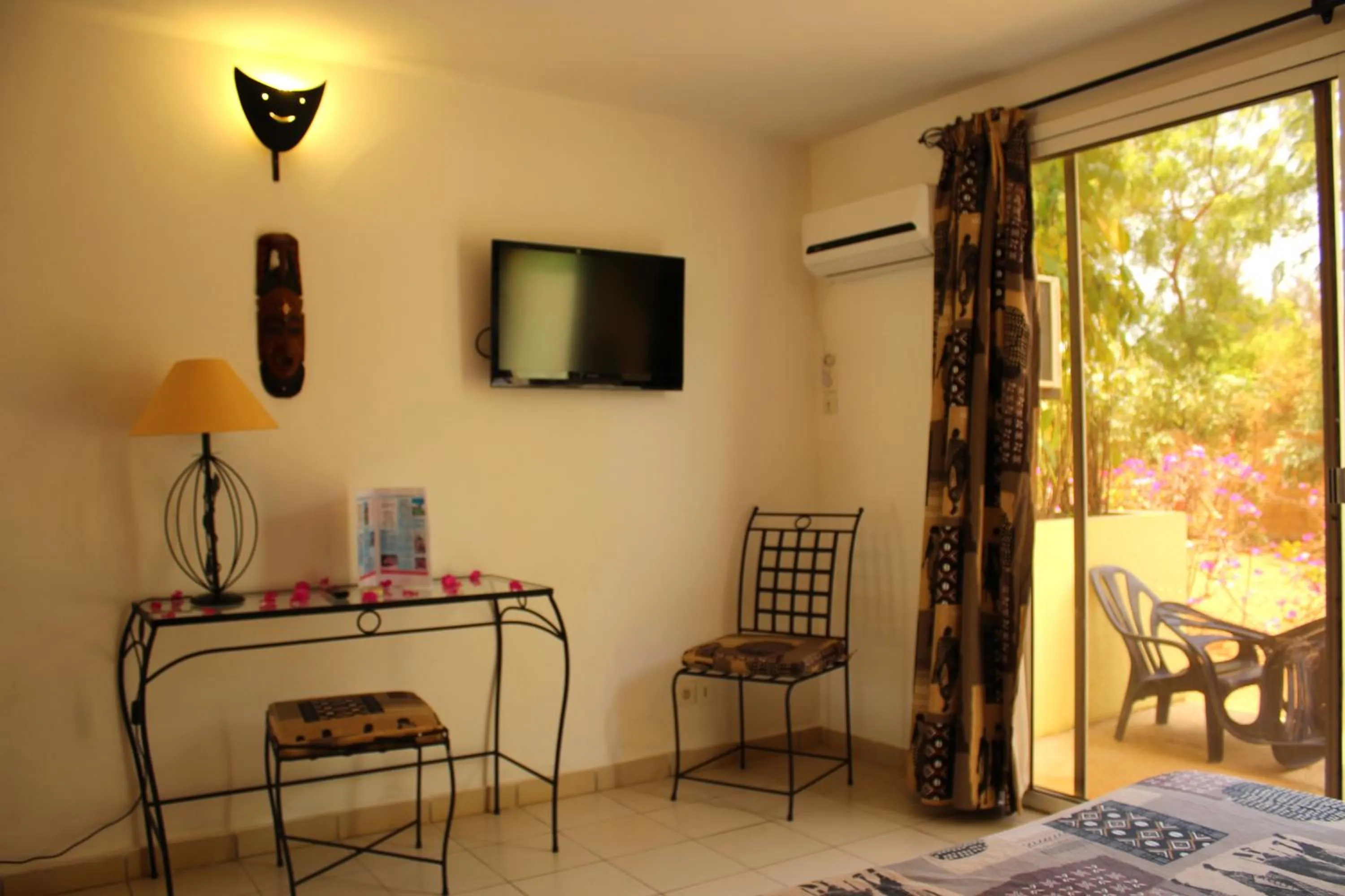 Photo of the whole room, Bed in Royal Saly