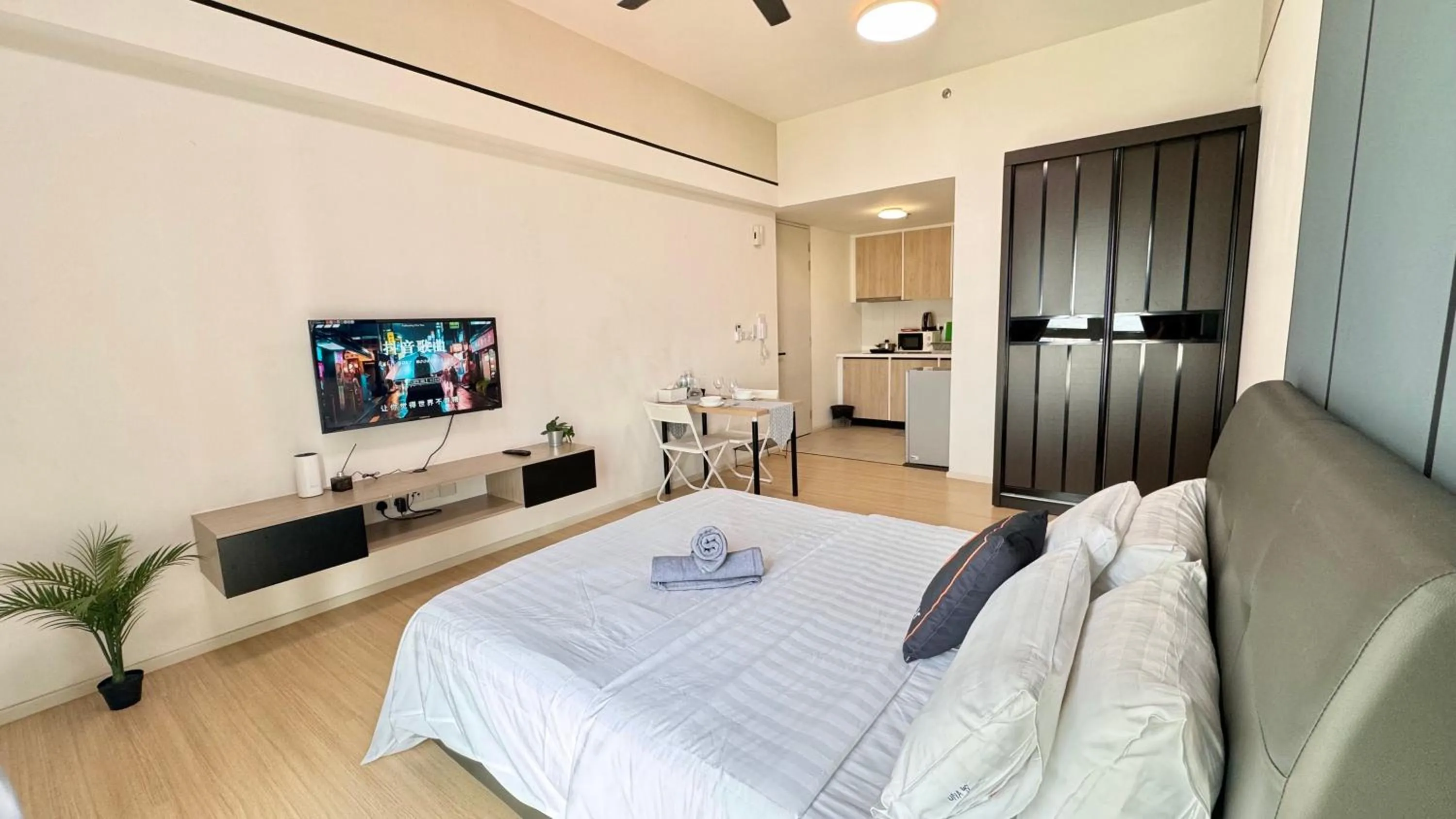 Bedroom, Bed in UNA Serviced Apartment by manatidur