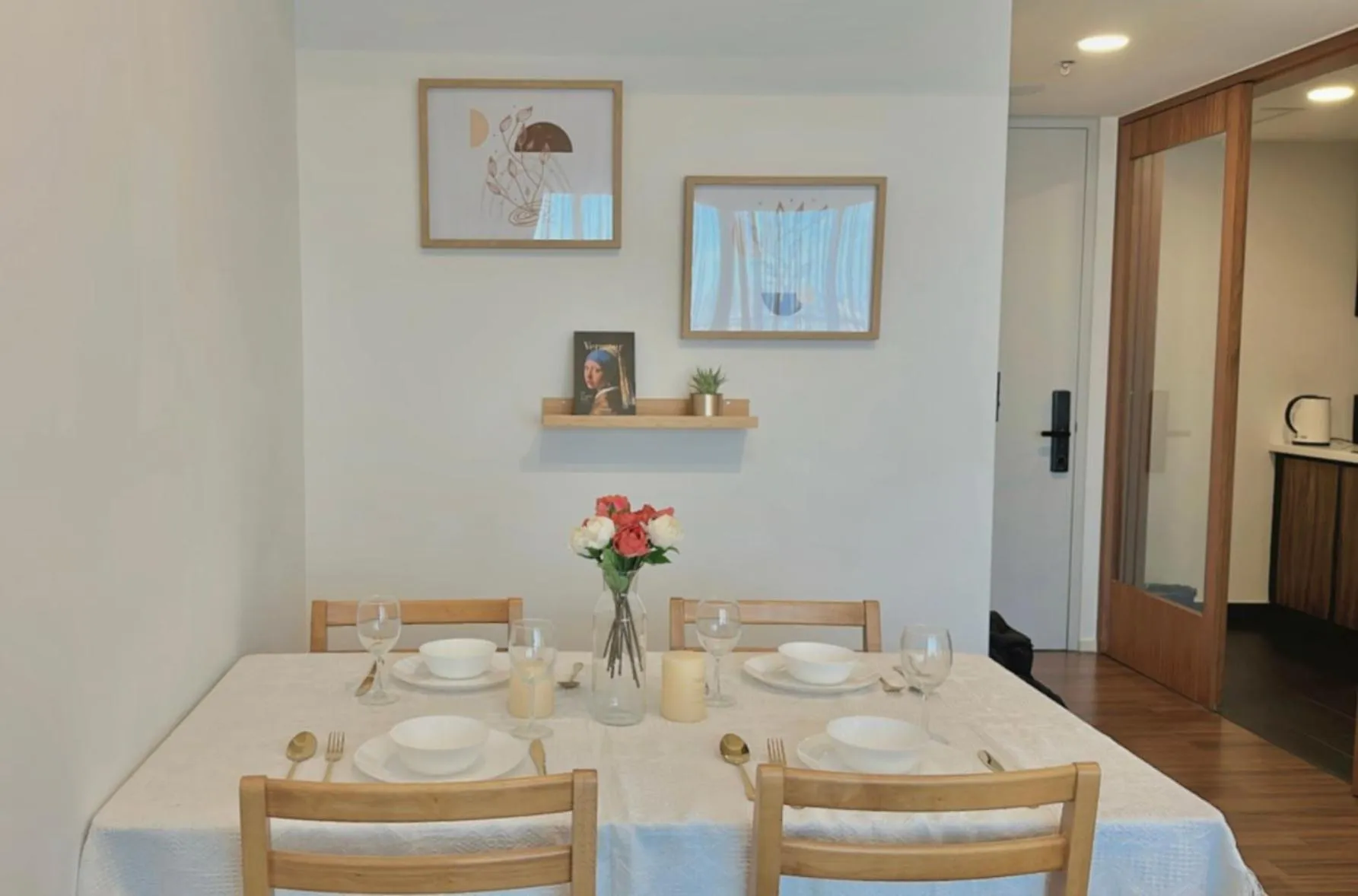 Dining area in UNA Serviced Apartment by manatidur