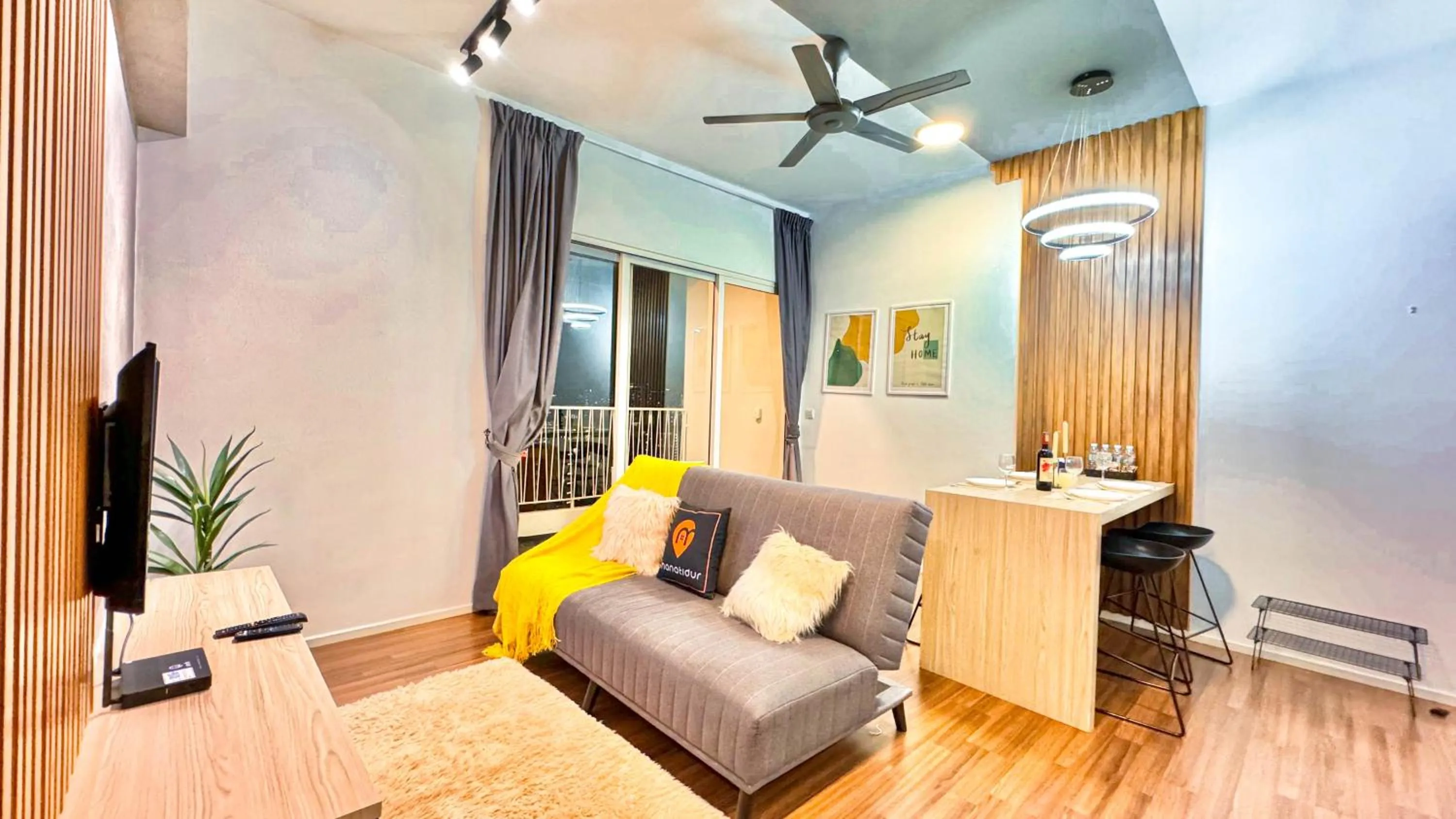 Living room in UNA Serviced Apartment by manatidur