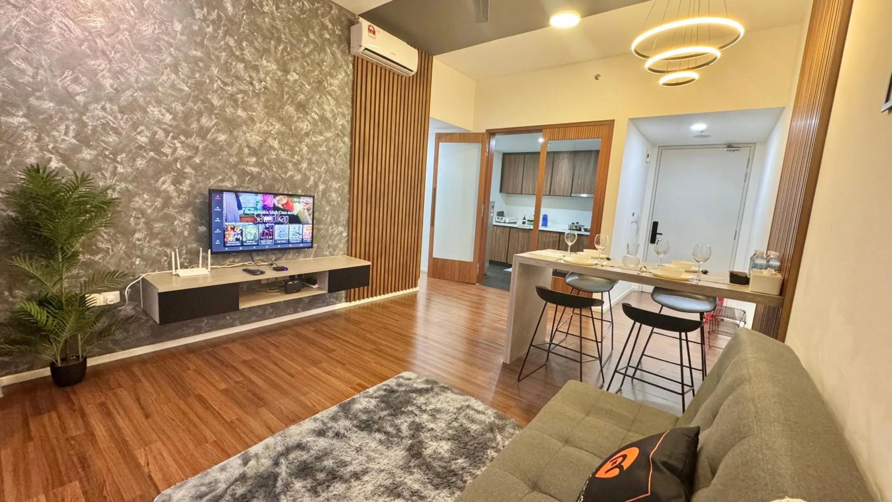 TV and multimedia in UNA Serviced Apartment by manatidur