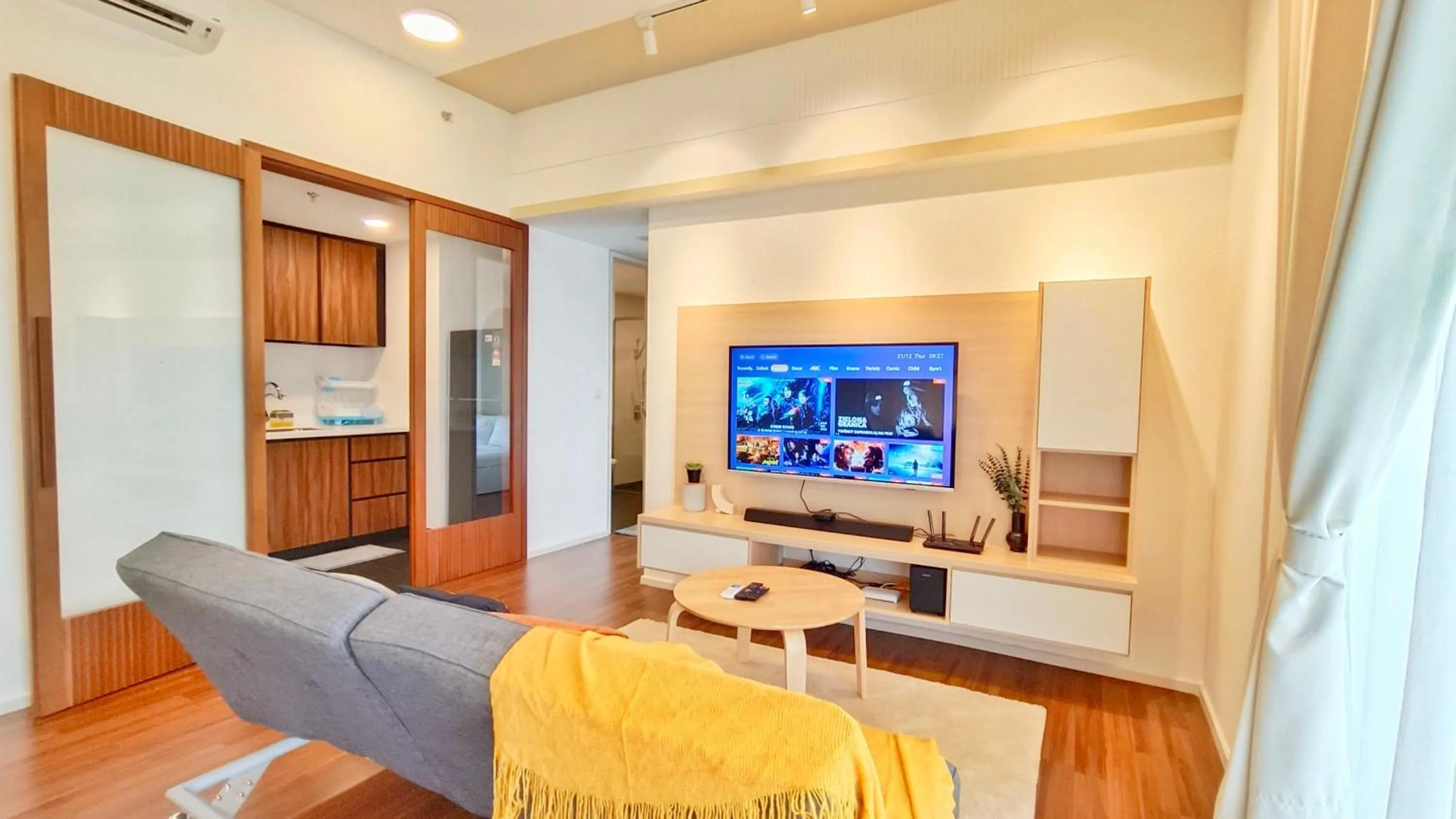 TV and multimedia in UNA Serviced Apartment by manatidur