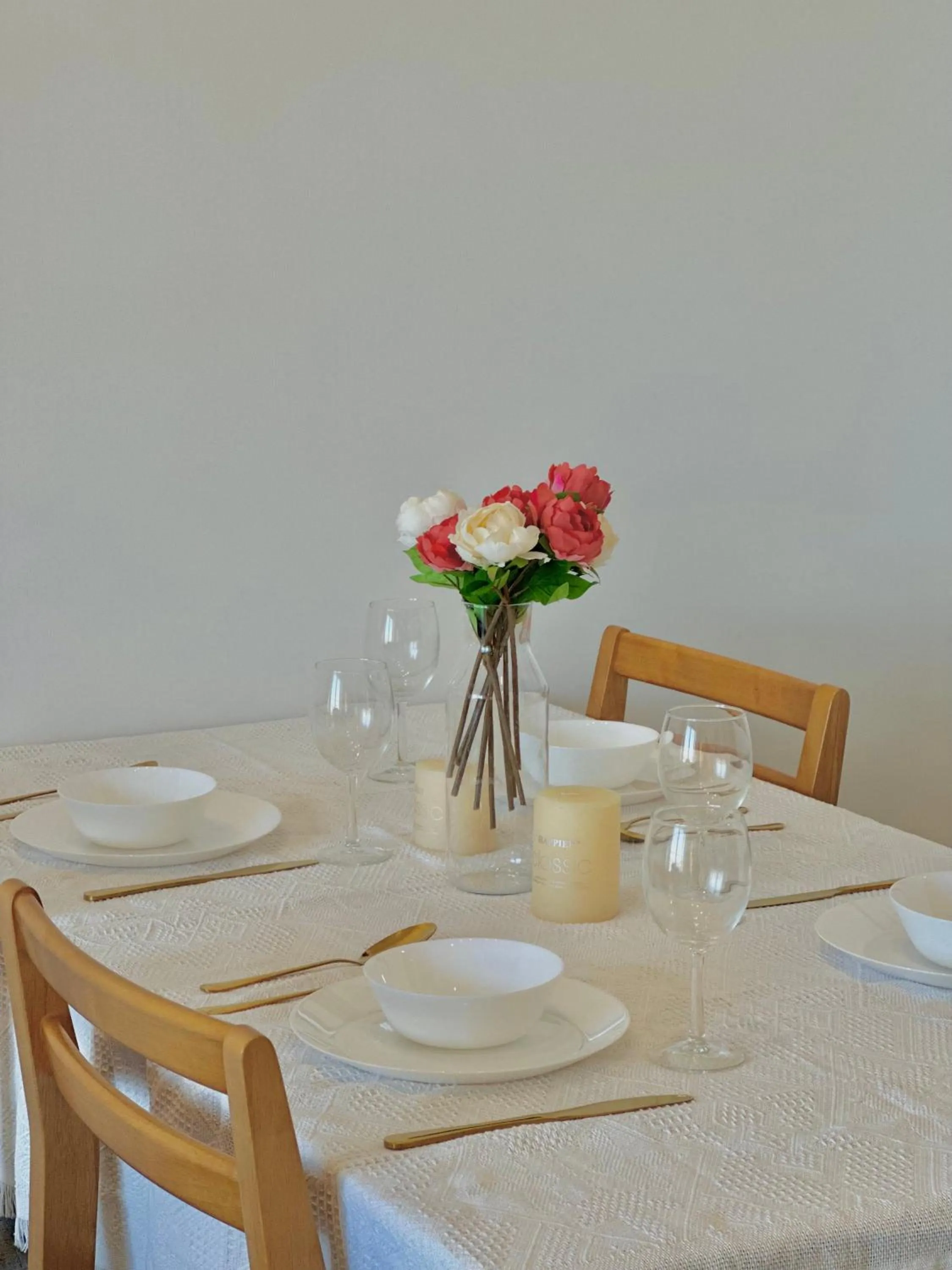 Dining area in UNA Serviced Apartment by manatidur
