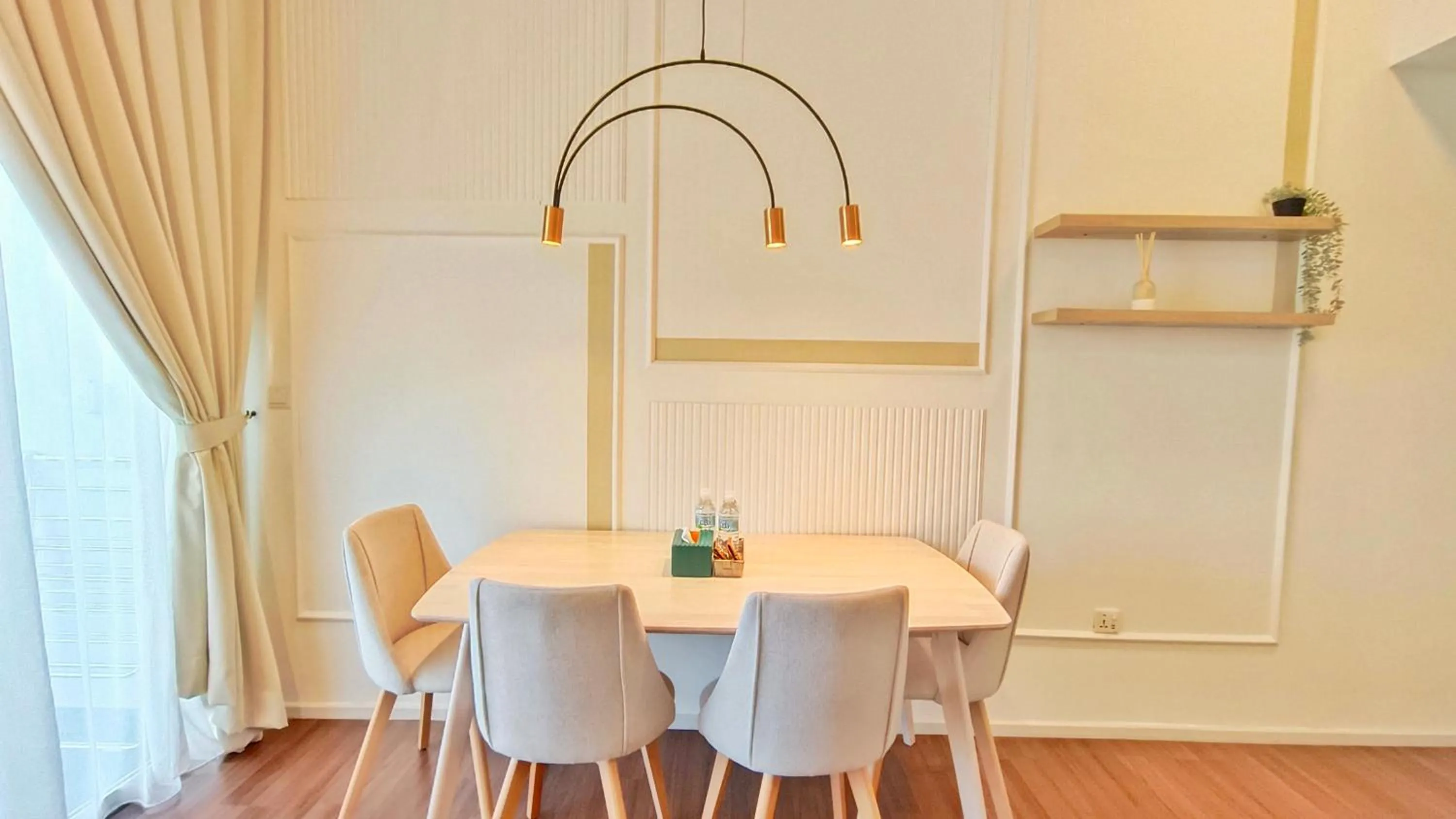 Dining area in UNA Serviced Apartment by manatidur