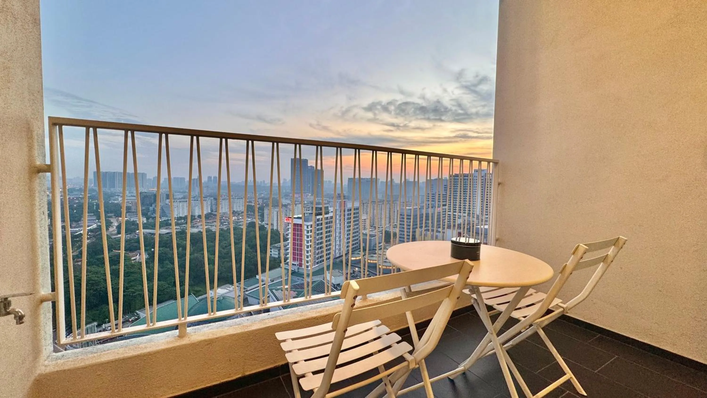 Balcony/Terrace in UNA Serviced Apartment by manatidur