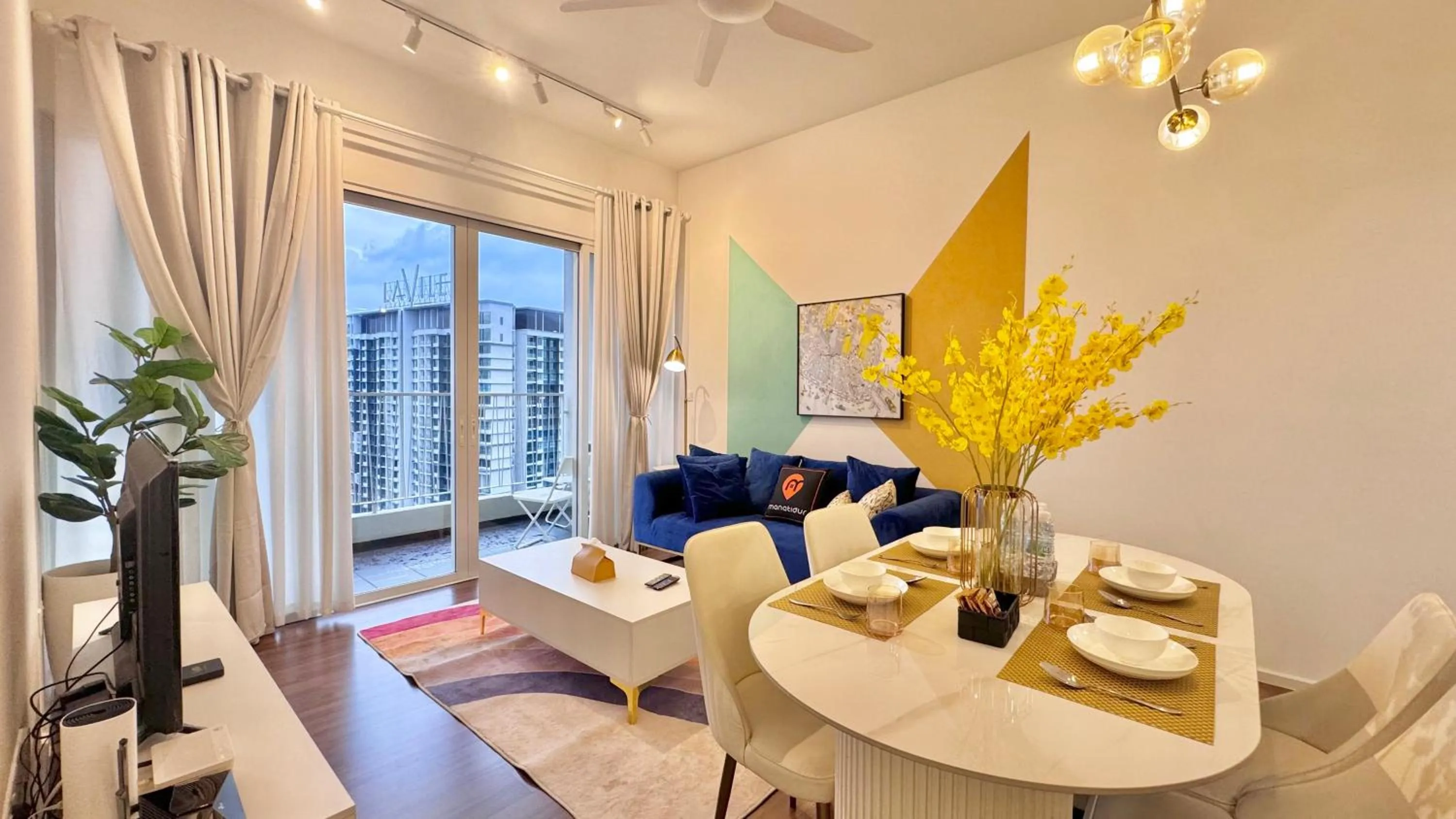 Living room in UNA Serviced Apartment by manatidur