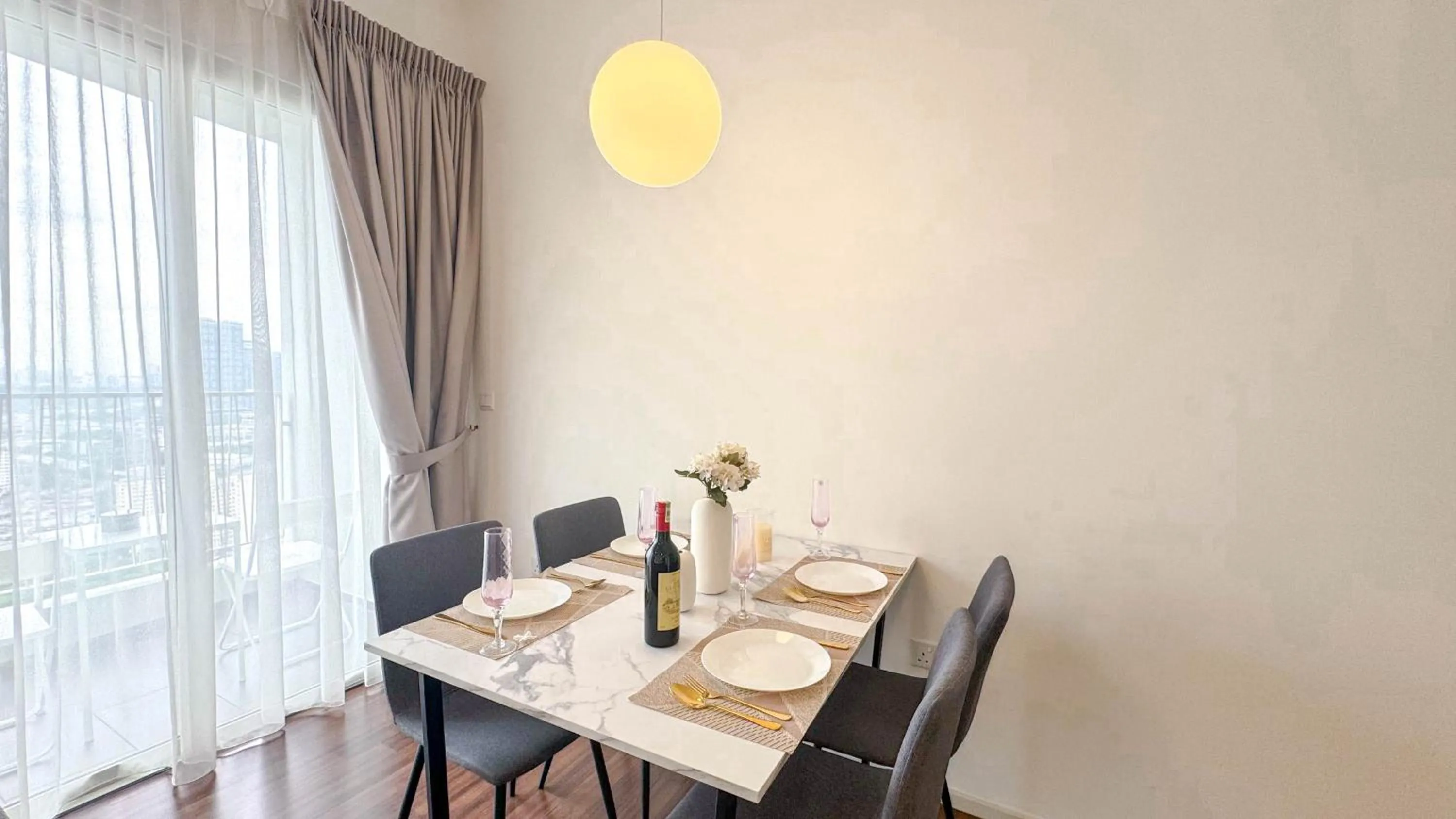 Dining area in UNA Serviced Apartment by manatidur