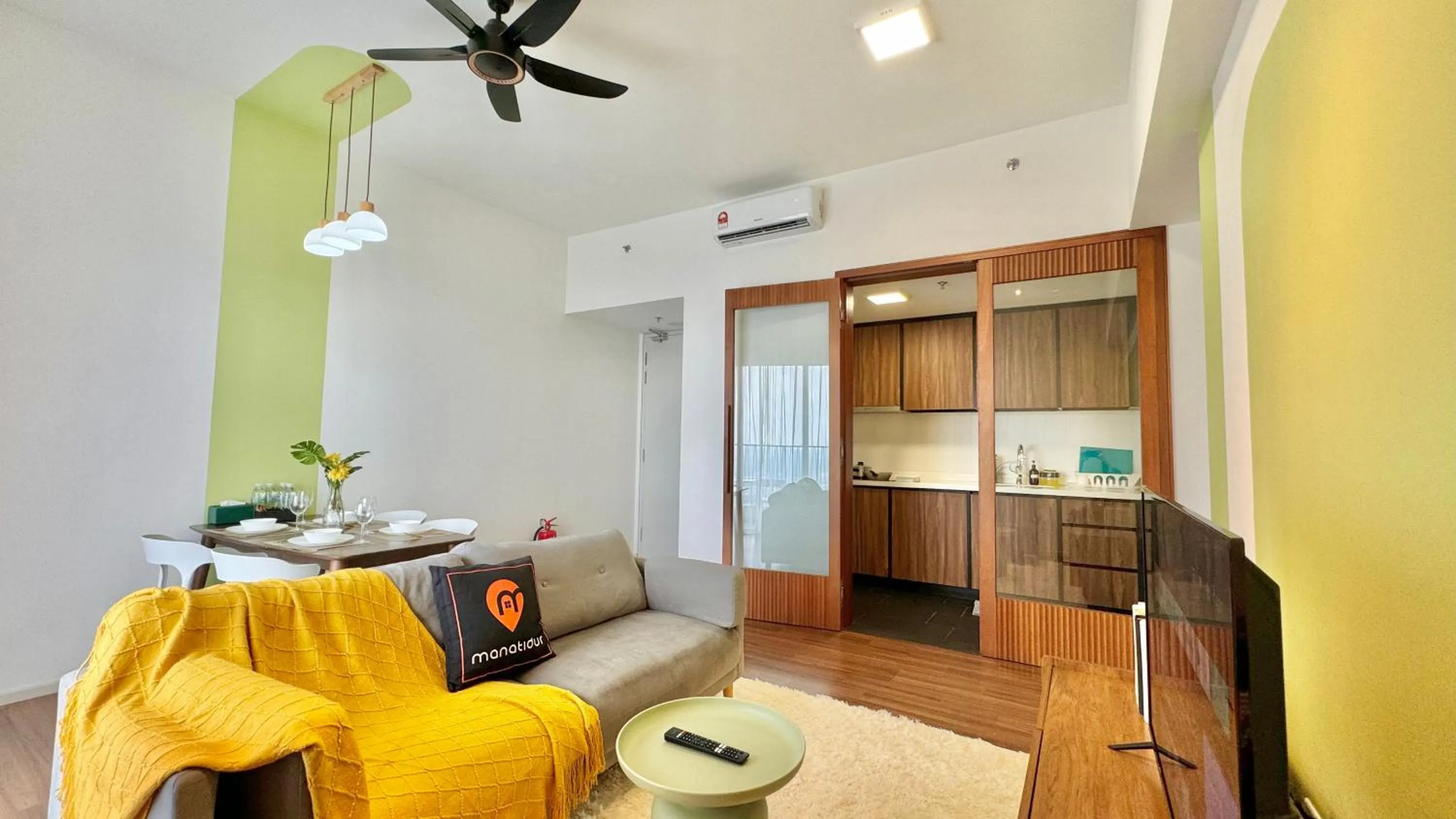 TV and multimedia in UNA Serviced Apartment by manatidur