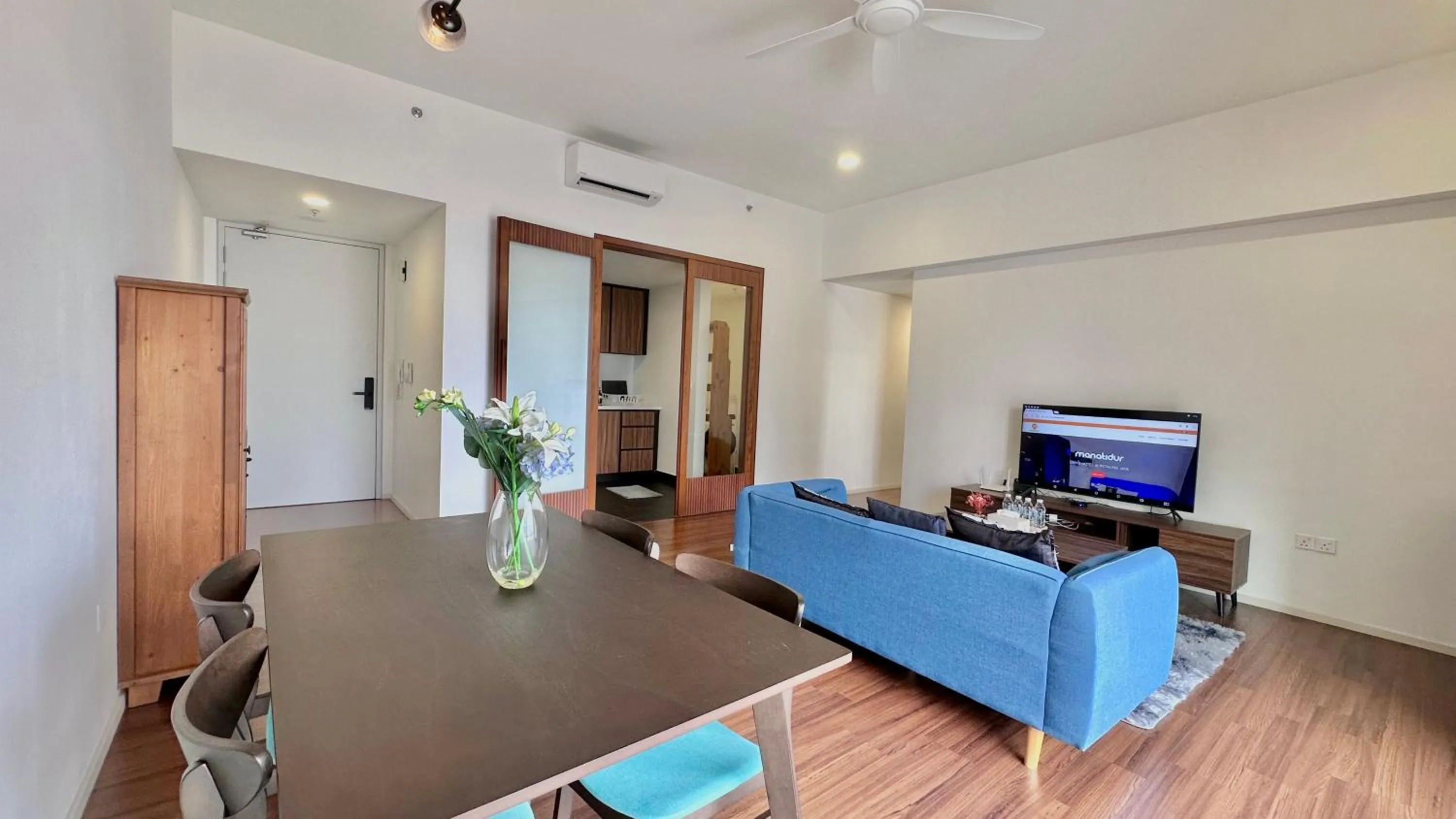 Living room in UNA Serviced Apartment by manatidur