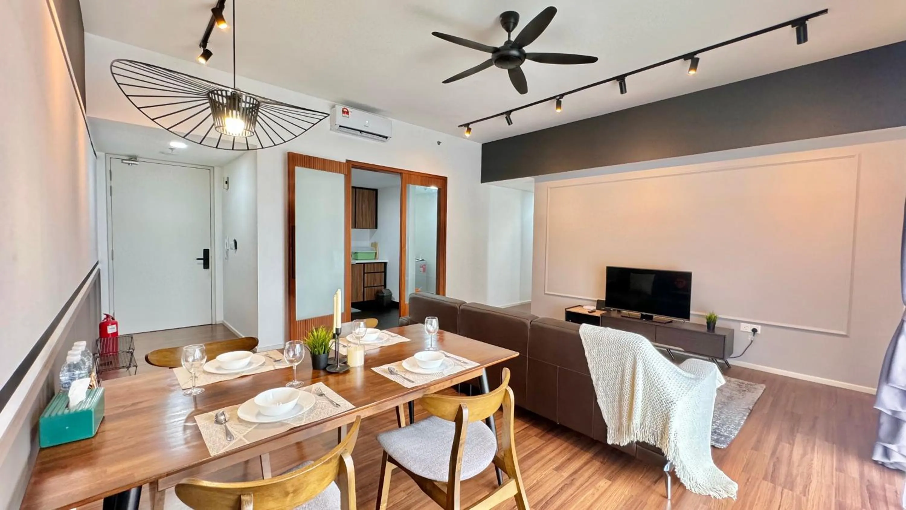 Living room in UNA Serviced Apartment by manatidur