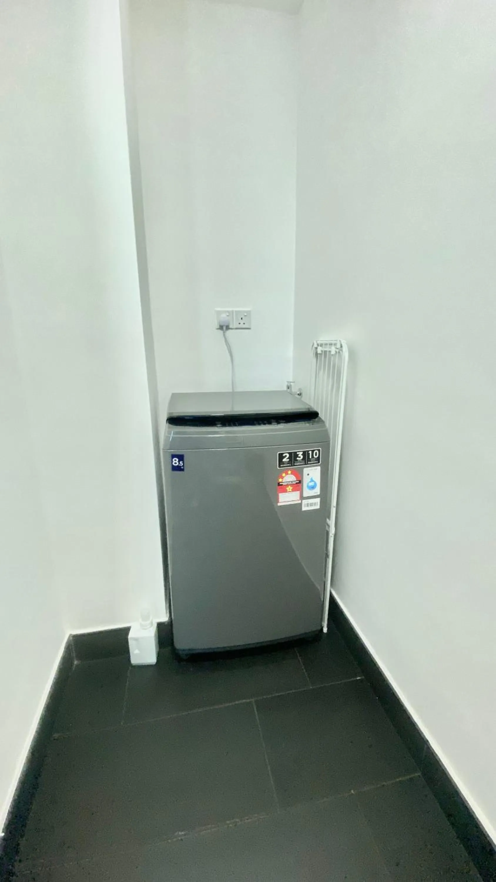 washing machine in UNA Serviced Apartment by manatidur